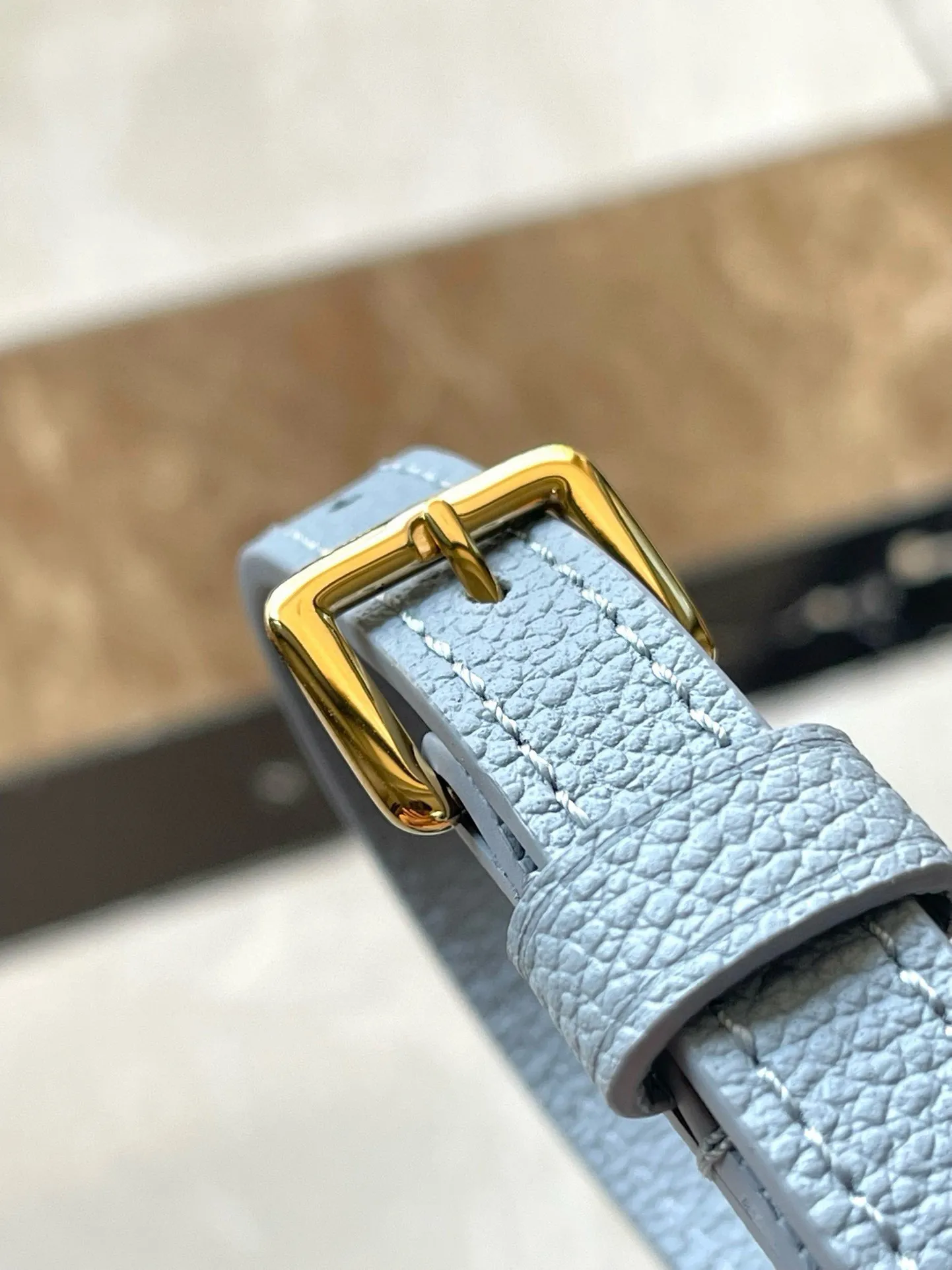 💰820 (top layer leather) top original single M83592 blue This Nano Diane handbag condenses the classic configuration of the Diane handbag, rendering dual-tone Monogram Empreinte leather. The rounded flap, sophisticated piping and belt-style magnetic closure showcase the original's signature details, while the detachable handle and removable and adjustable shoulder strap allow for a variety of carrying options. Size: 19×10.5×6cm