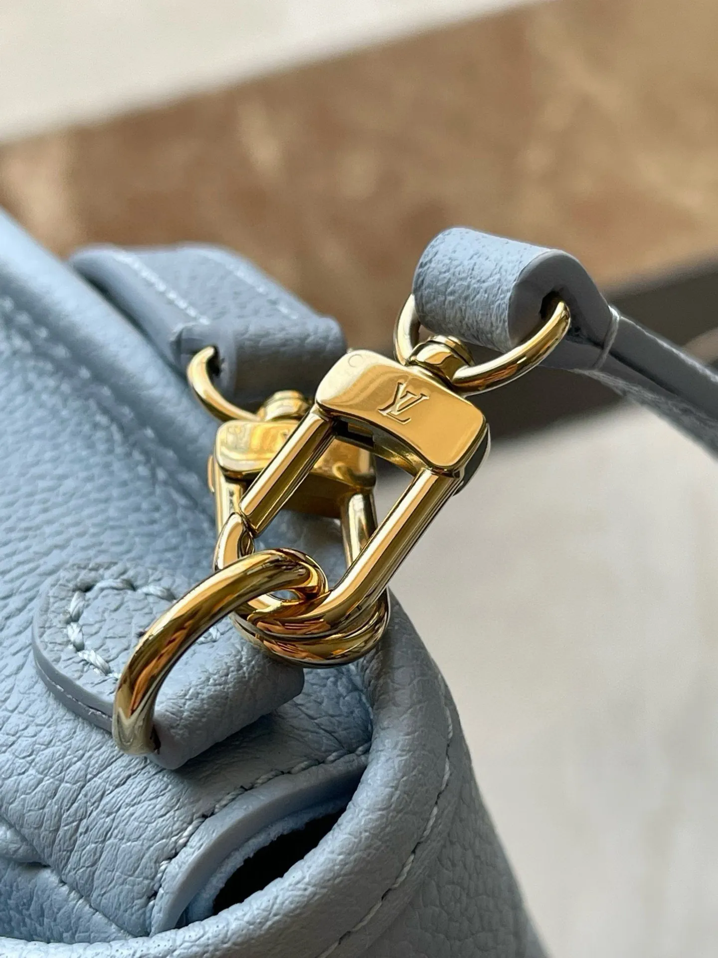 💰820 (top layer leather) top original single M83592 blue This Nano Diane handbag condenses the classic configuration of the Diane handbag, rendering dual-tone Monogram Empreinte leather. The rounded flap, sophisticated piping and belt-style magnetic closure showcase the original's signature details, while the detachable handle and removable and adjustable shoulder strap allow for a variety of carrying options. Size: 19×10.5×6cm