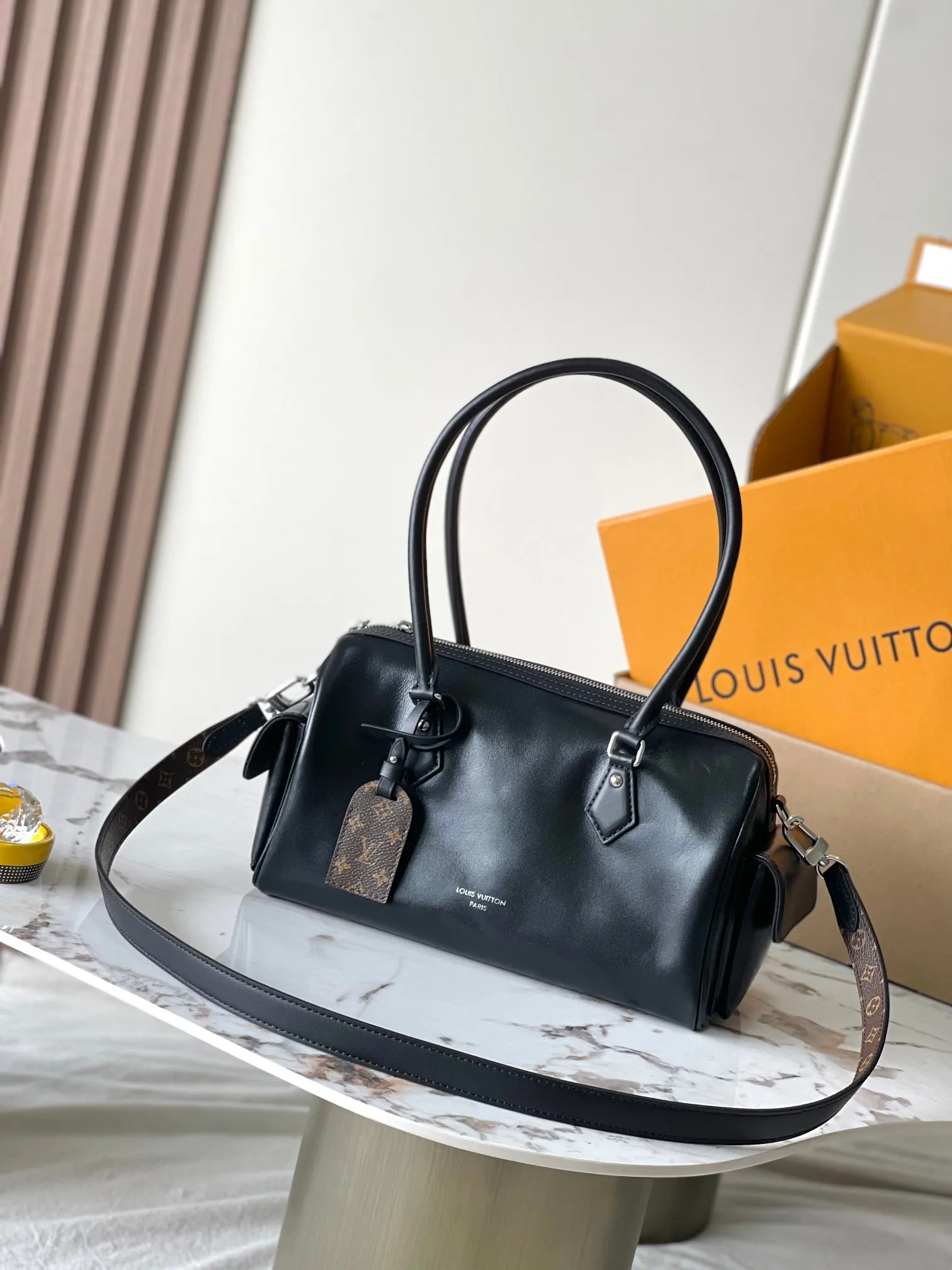 p2300 [Special grade MB original leather] This Speedy Cargo handbag Model: M12934 black 163C chip version Material: A-grade all-steel hardware, imported original cowhide Packaging: Full set of original duty-free MB packaging Dimensions: 28 x 17 x 12 cm