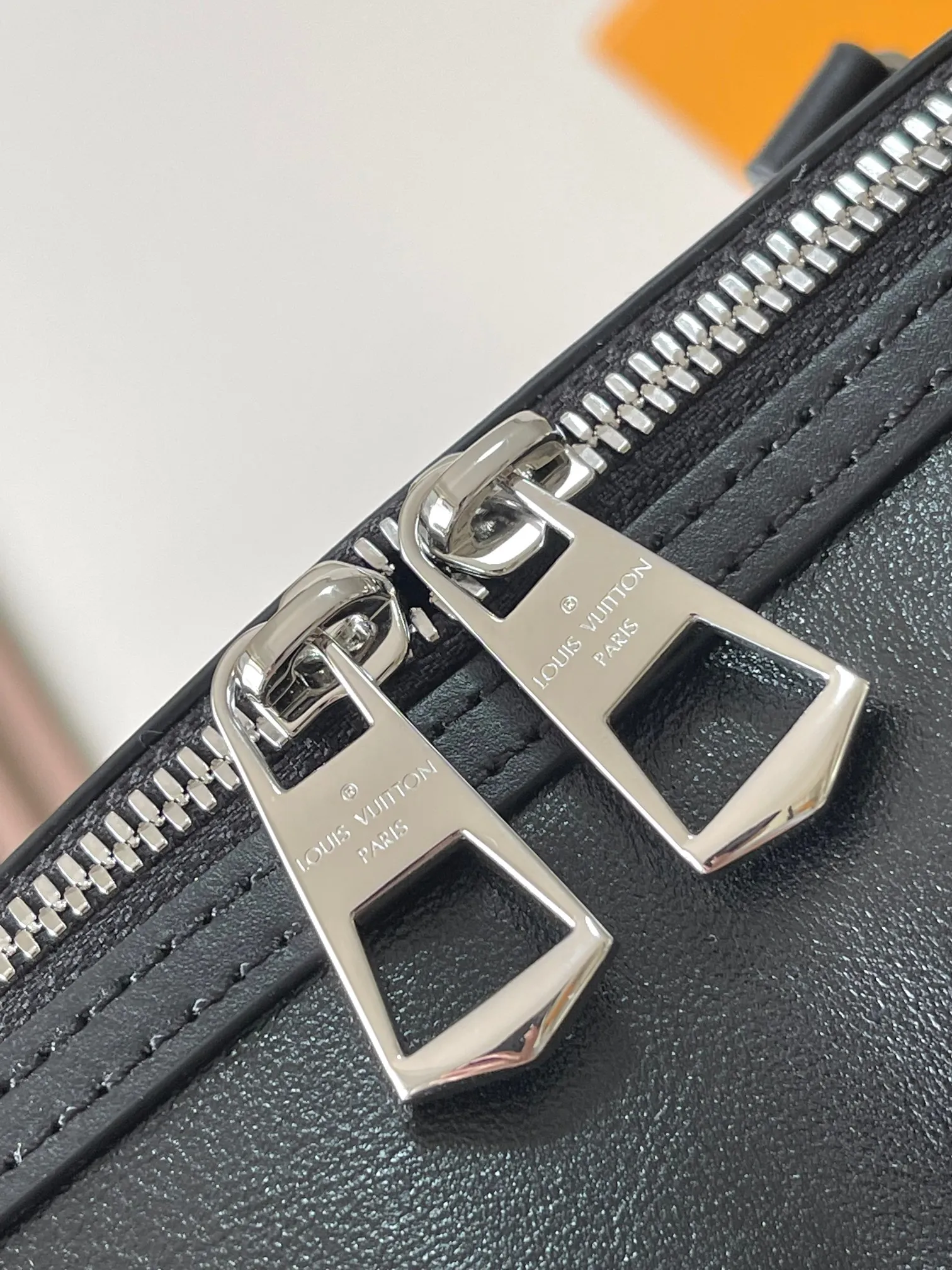 p2300 [Special grade MB original leather] This Speedy Cargo handbag Model: M12934 black 163C chip version Material: A-grade all-steel hardware, imported original cowhide Packaging: Full set of original duty-free MB packaging Dimensions: 28 x 17 x 12 cm