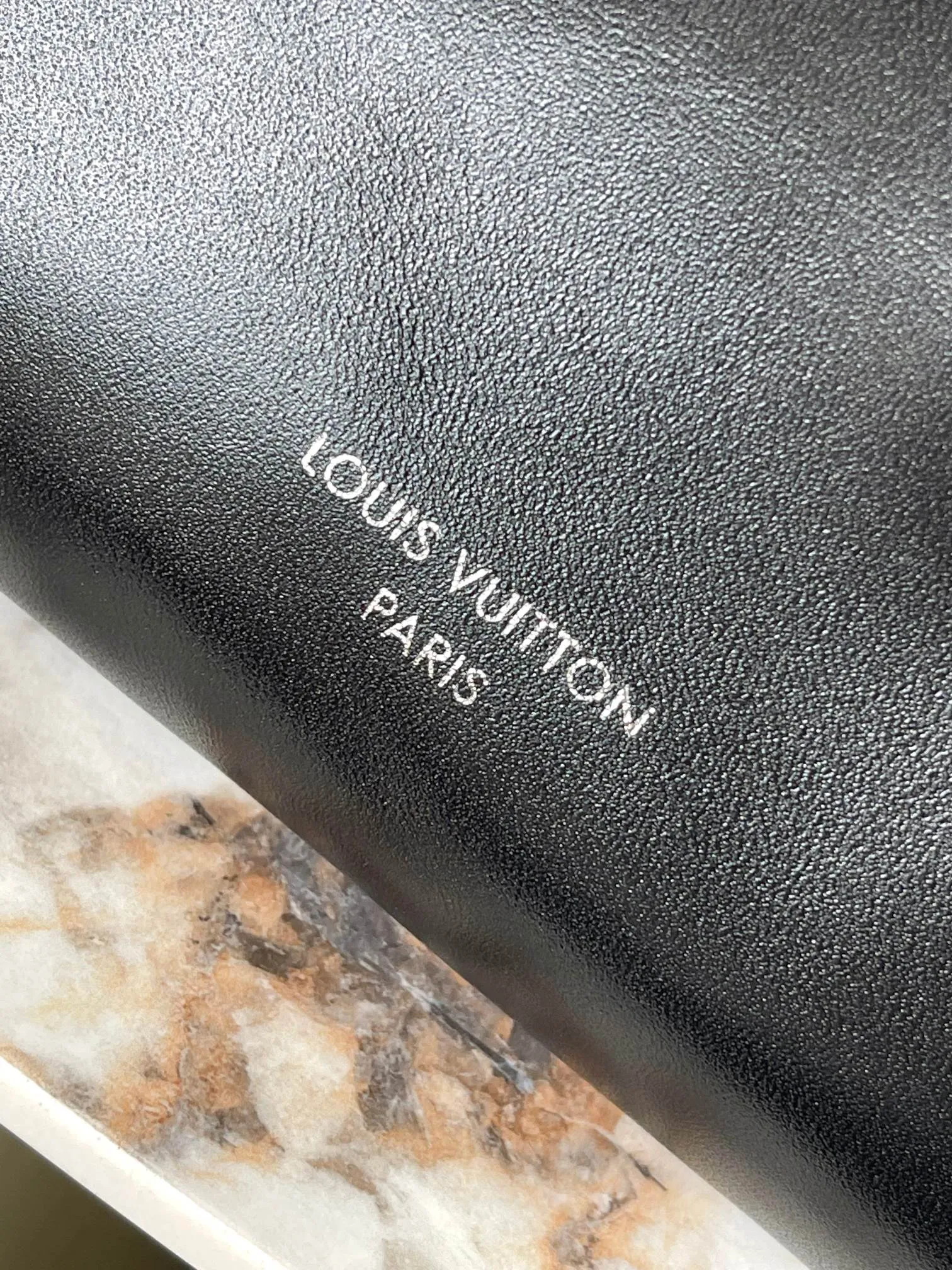 p2300 [Special grade MB original leather] This Speedy Cargo handbag Model: M12934 black 163C chip version Material: A-grade all-steel hardware, imported original cowhide Packaging: Full set of original duty-free MB packaging Dimensions: 28 x 17 x 12 cm