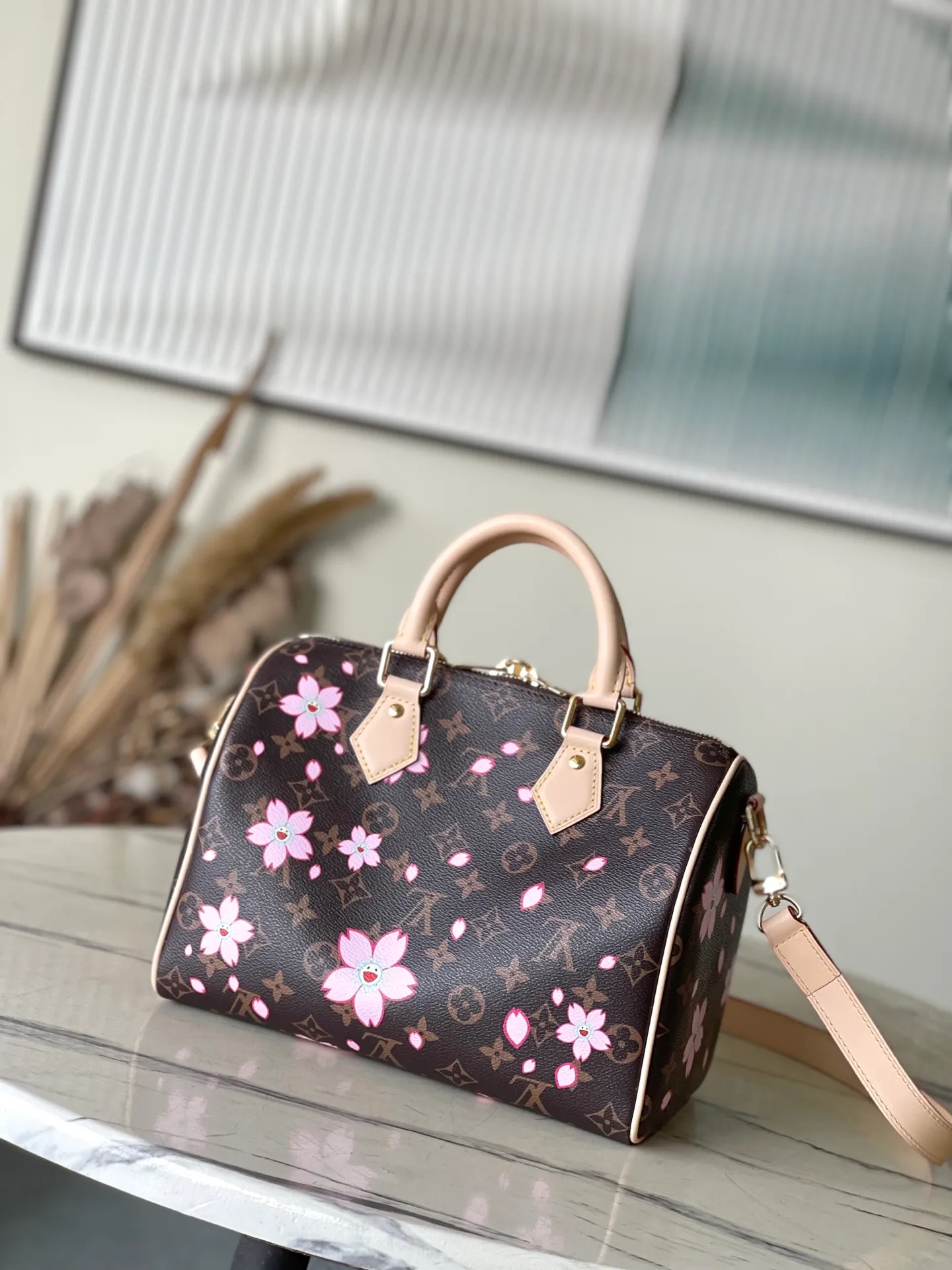 💰1000 Top Original Order M14174 This Speedy Bandouliere 25 handbag comes from the Louis Vuitton×Takashi Murakami replica series. The brand's classic Monogram coating is integrated into Takashi Murakami's clever Cherry Blossom pattern, and the same elements are continued into the removable bag decoration. Toron handles constructed of cow leather and a removable leather shoulder strap, double zippers and padlock keep personal belongings safe and secure. Dimensions: 25 × 19 × 15 cm