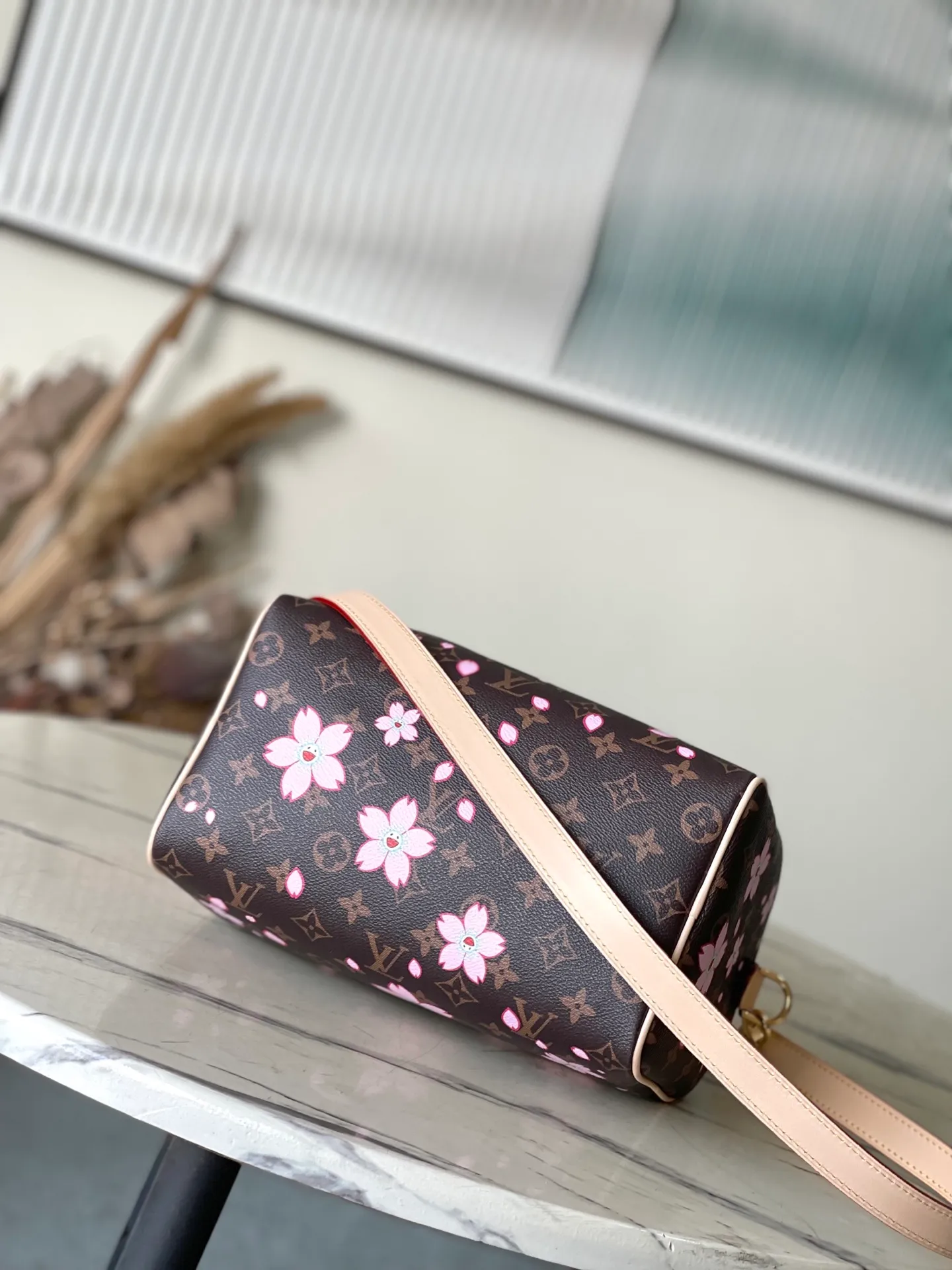 💰1000 Top Original Order M14174 This Speedy Bandouliere 25 handbag comes from the Louis Vuitton×Takashi Murakami replica series. The brand's classic Monogram coating is integrated into Takashi Murakami's clever Cherry Blossom pattern, and the same elements are continued into the removable bag decoration. Toron handles constructed of cow leather and a removable leather shoulder strap, double zippers and padlock keep personal belongings safe and secure. Dimensions: 25 × 19 × 15 cm