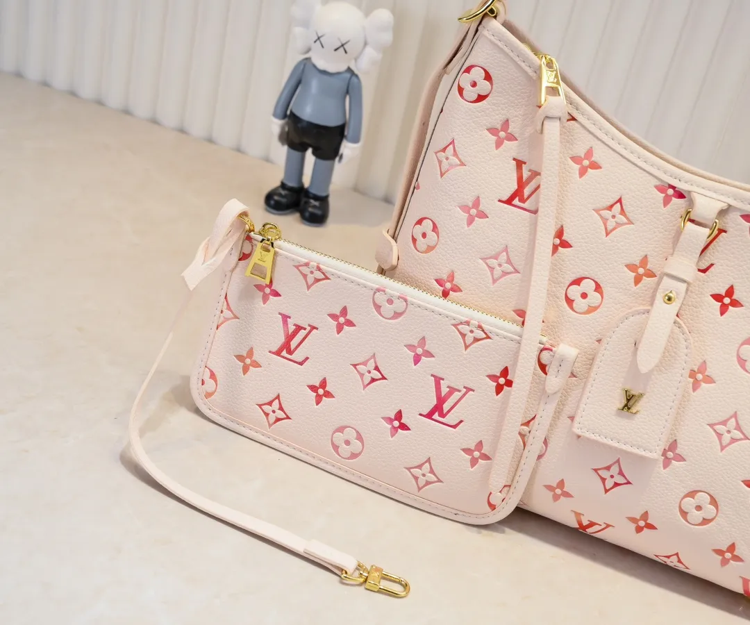 Batch 300💰M46289 M24652 This small CarryAll handbag is made of Monogram Empreinte leather, with a soft and close-fitting structure that exudes a bright style. Gradient watercolor-style LV lettering and Monogram flowers add colorful details, and the detachable and adjustable shoulder strap makes it comfortable to carry. Size: 29.5x24x15cm