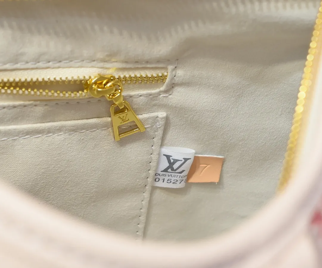 Batch 300💰M46289 M24652 This small CarryAll handbag is made of Monogram Empreinte leather, with a soft and close-fitting structure that exudes a bright style. Gradient watercolor-style LV lettering and Monogram flowers add colorful details, and the detachable and adjustable shoulder strap makes it comfortable to carry. Size: 29.5x24x15cm