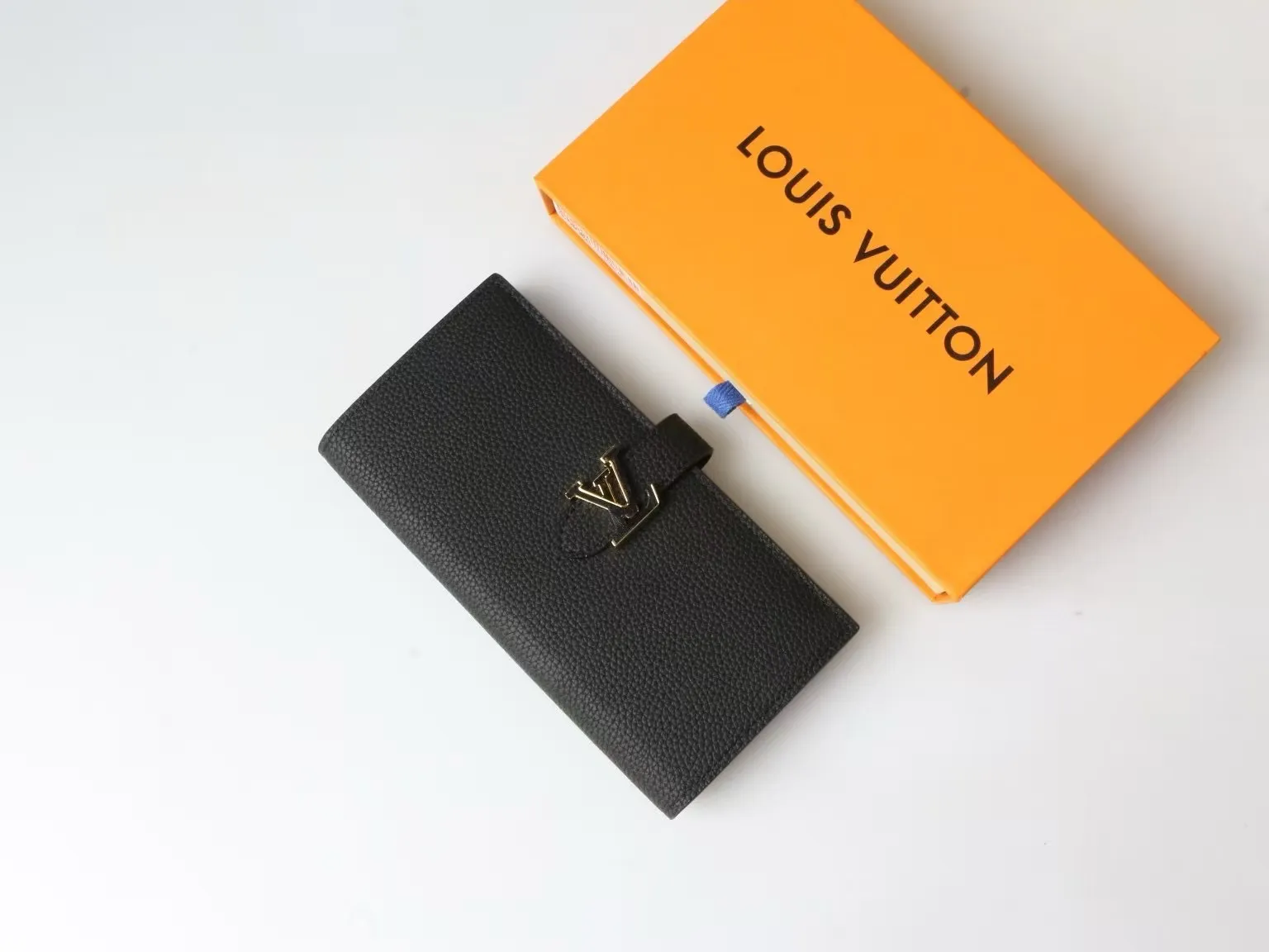 P150 M81367 M81330 LV Vertical Wallet crafted from soft grained Taurillon leather for an elegant look. The contrast-lined interior features eight card slots, a zippered coin pocket and a large "V" slot for tickets and banknotes. The unique slide buckle features the LV initials, inspired by the iconic Capucines bag. Size: 10*19*1.7cm202595