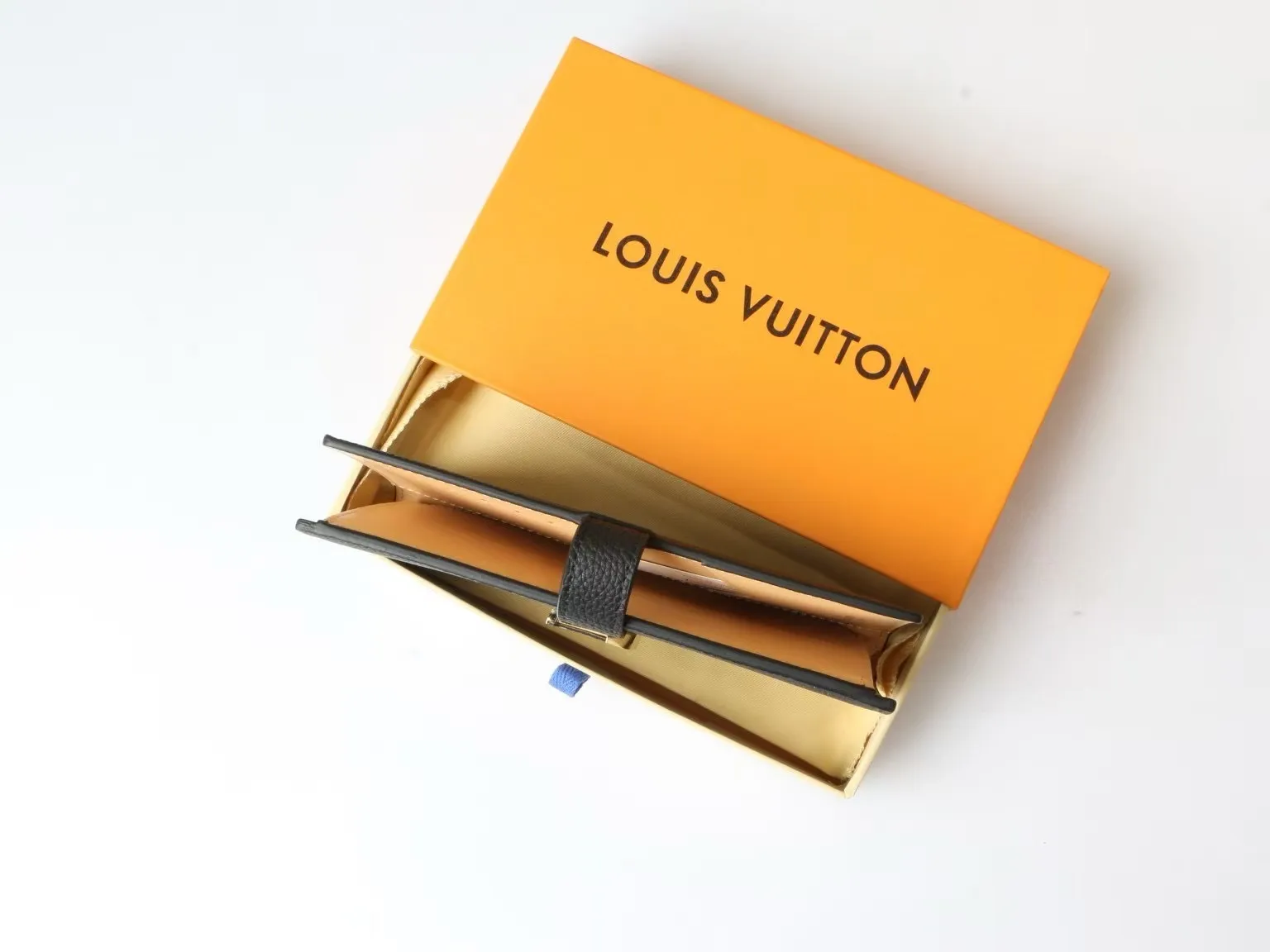 P150 M81367 M81330 LV Vertical Wallet crafted from soft grained Taurillon leather for an elegant look. The contrast-lined interior features eight card slots, a zippered coin pocket and a large "V" slot for tickets and banknotes. The unique slide buckle features the LV initials, inspired by the iconic Capucines bag. Size: 10*19*1.7cm202595