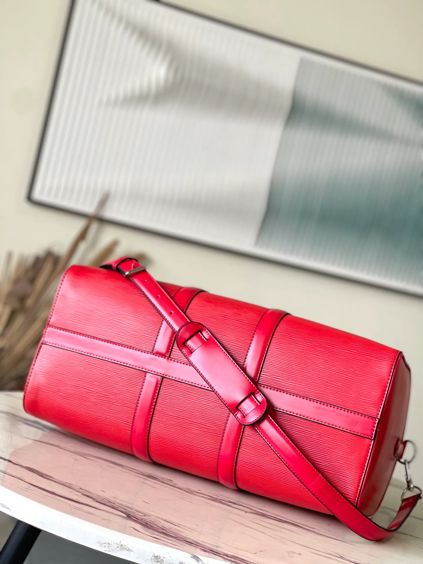 💰1500 (top layer leather) top original order M41418 red Since 1930, the Keepall series of bags has accompanied generations of travelers traveling around the world. Featuring multiple comfortable leather handles, a strap for casual cross-body wear and a shiny padlock, this updated travel bag is the perfect companion for short trips. Dimensions 45.0 x 27.0 x 20.0 cm (length x height x width)