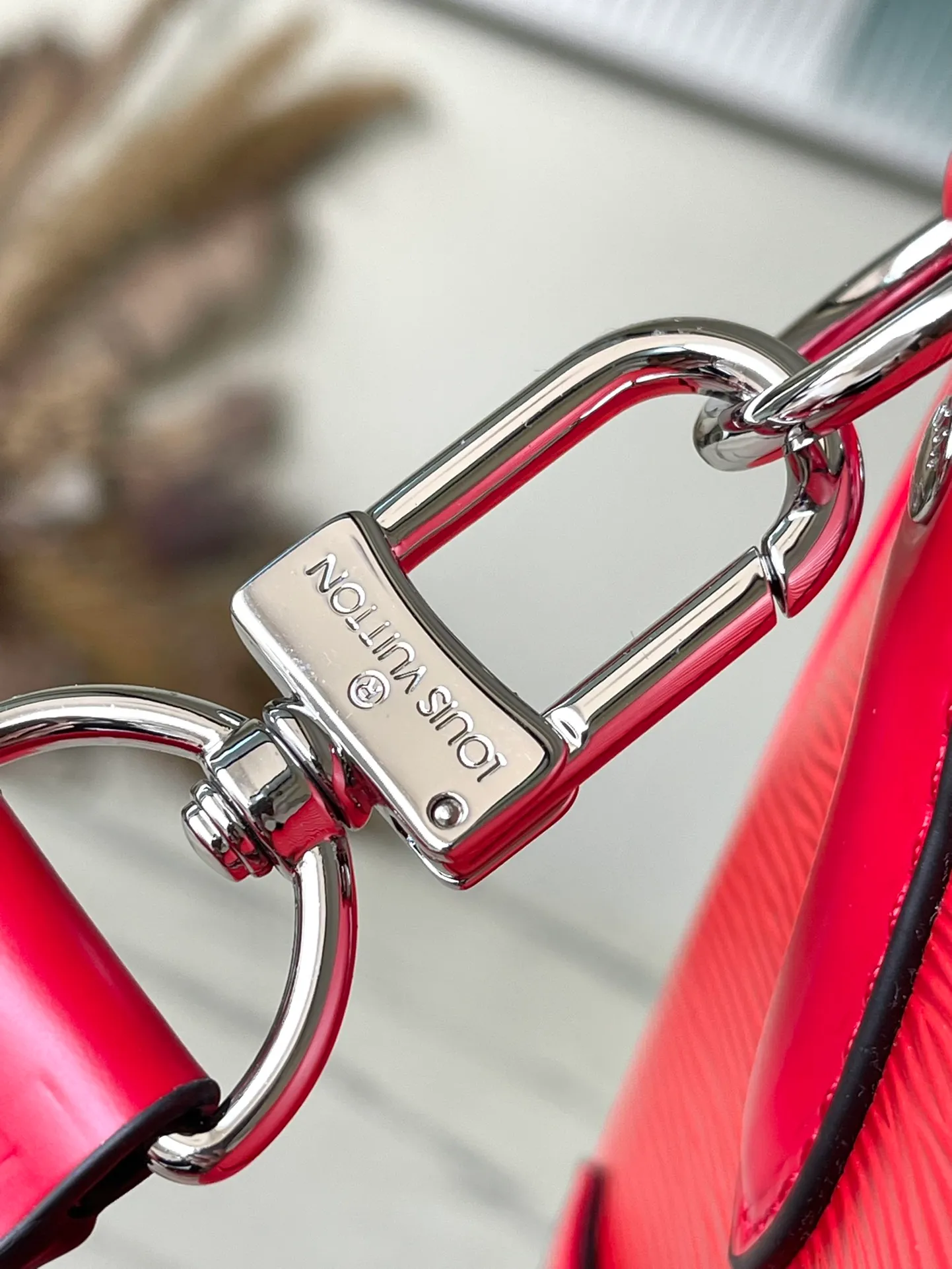 💰1500 (top layer leather) top original order M41418 red Since 1930, the Keepall series of bags has accompanied generations of travelers traveling around the world. Featuring multiple comfortable leather handles, a strap for casual cross-body wear and a shiny padlock, this updated travel bag is the perfect companion for short trips. Dimensions 45.0 x 27.0 x 20.0 cm (length x height x width)