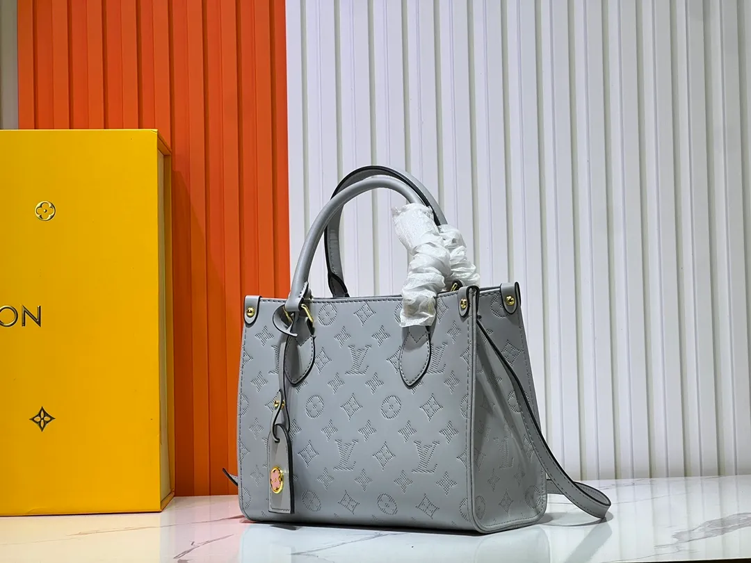 Batch 260💰Upgraded from the original M12465 M12775 M45659 M45607 MM45595 M46531 M45495 This Monogram Ink series OnTheGo medium handbag has a matte texture of smooth cow leather, and the rivet tabs on the corners pay tribute to the brand's classic hard box design. The neat interior has a large zipper pocket for storing banknotes and receipts. Dimensions: 25 x 19x 11 cm (length x height x width)