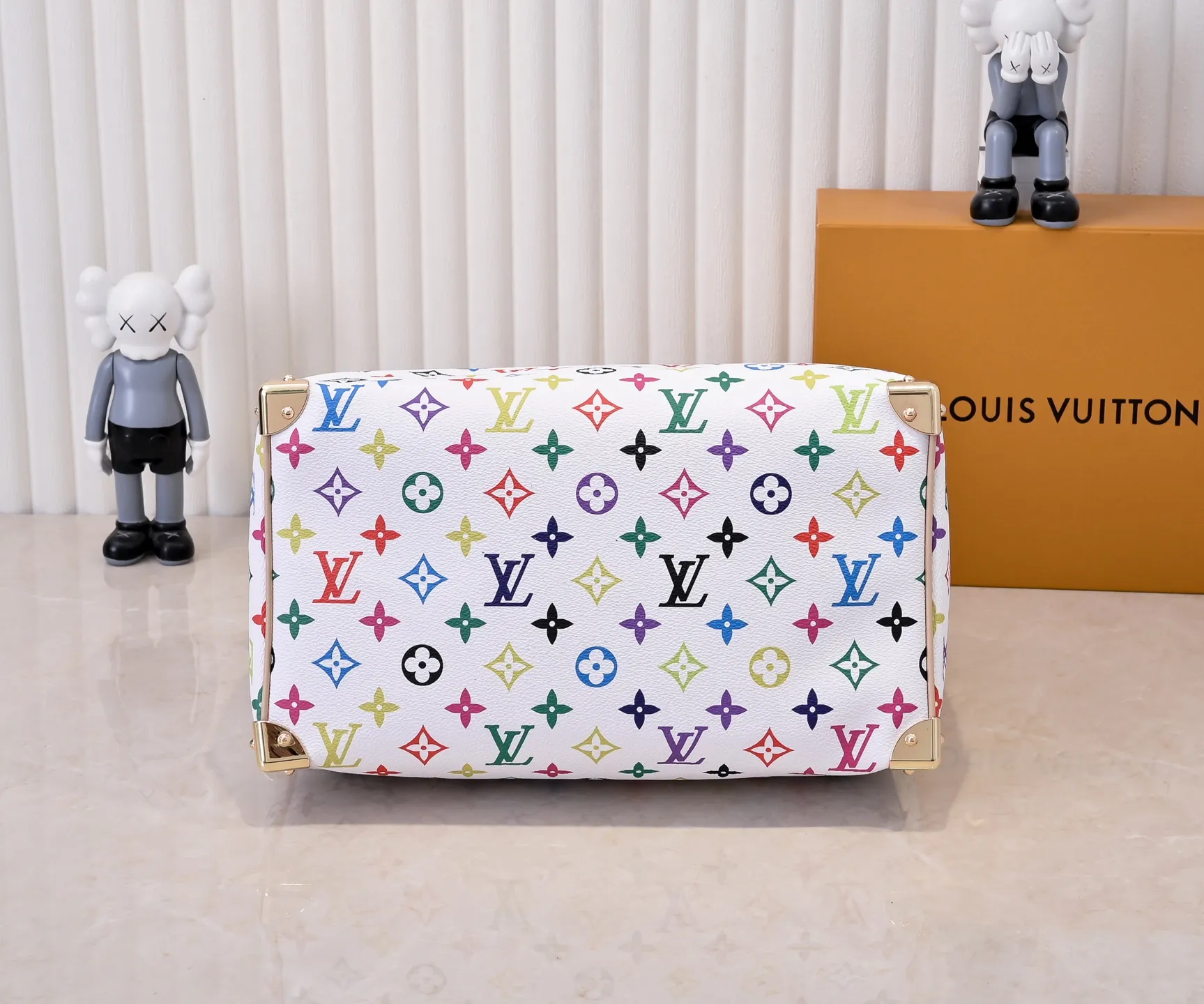 Batch 💰340 Guangzhou goods Model number: M13086 40390 White tricolor Black tricolor Presbyopia This Speedy Bandoulière 30 handbag uses the classic Monogram pattern to render the bright colors of Japanese artist Takashi Murakami. Together with the bow-shaped key bag, it highlights the smart style of the Louis Vuitton x Murakami collaboration series. The Toron handle and detachable and adjustable shoulder strap are fashioned from cow leather, and the dazzling padlock and corners reference the brand's luggage elements. 30 cm