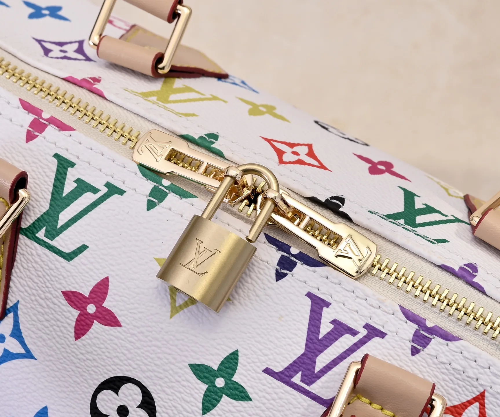 Batch 💰340 Guangzhou goods Model number: M13086 40390 White tricolor Black tricolor Presbyopia This Speedy Bandoulière 30 handbag uses the classic Monogram pattern to render the bright colors of Japanese artist Takashi Murakami. Together with the bow-shaped key bag, it highlights the smart style of the Louis Vuitton x Murakami collaboration series. The Toron handle and detachable and adjustable shoulder strap are fashioned from cow leather, and the dazzling padlock and corners reference the brand's luggage elements. 30 cm