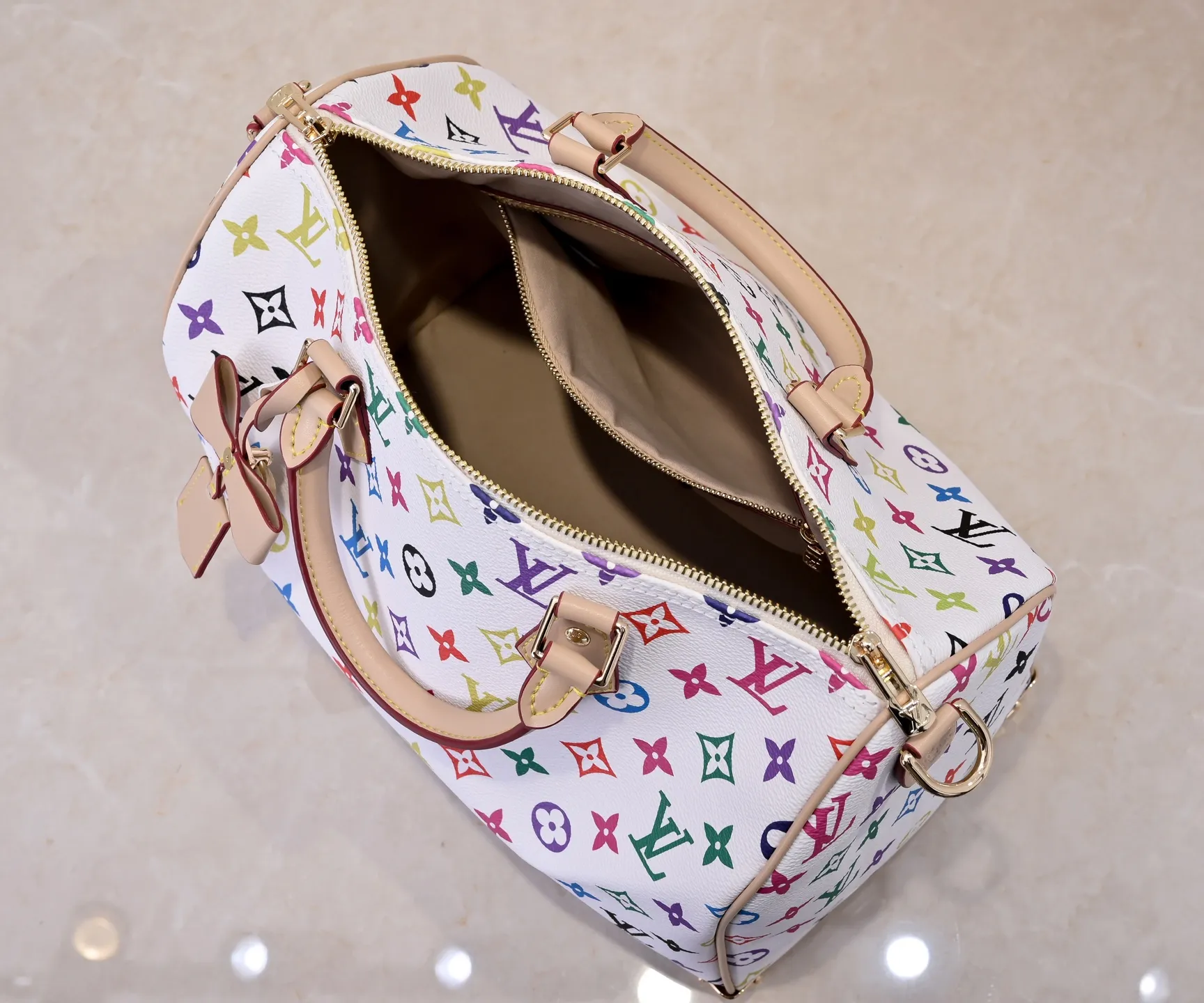 Batch 💰340 Guangzhou goods Model number: M13086 40390 White tricolor Black tricolor Presbyopia This Speedy Bandoulière 30 handbag uses the classic Monogram pattern to render the bright colors of Japanese artist Takashi Murakami. Together with the bow-shaped key bag, it highlights the smart style of the Louis Vuitton x Murakami collaboration series. The Toron handle and detachable and adjustable shoulder strap are fashioned from cow leather, and the dazzling padlock and corners reference the brand's luggage elements. 30 cm