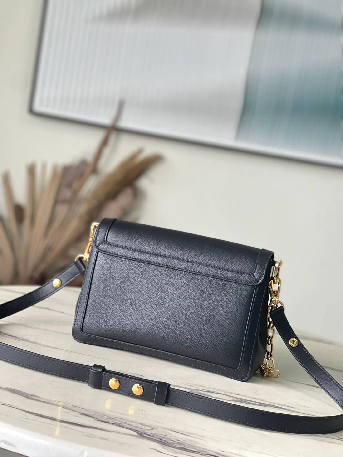 💰1400 (top layer leather) top original order M25209 This Dauphine Soft medium handbag was designed by creative director Nicolas Ghesquiore and debuted in the 2024 spring and summer show with a new loose configuration. The Dauphine handbag features a soft calfskin body, including a unique lock buckle, a detachable chain strap and a stylish leather shoulder strap. Dimensions: 24 × 17 × 9 cm