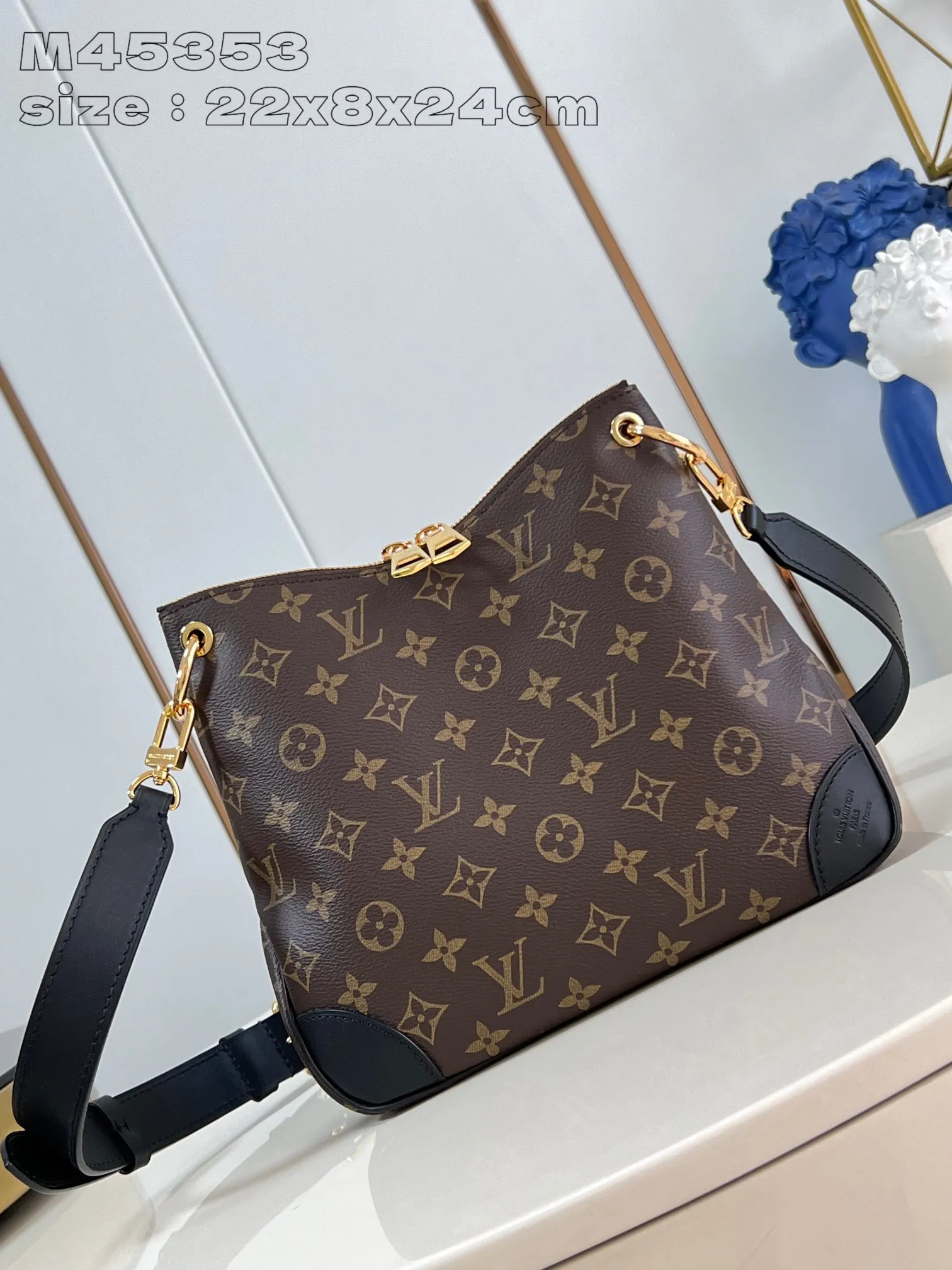 💰800 Top Original Order [Exclusive Real Shot M45353 Black] Louis Vuitton launches the new Odeon small handbag in the autumn and winter of 2020, integrating elegant style and practical function. Monogram canvas is complemented by a zipper design to create ample interior space, and the leather nameplate and reinforced leather corners continue the brand heritage. Adjustable leather strap allows for comfortable shoulder or cross-body wear. 22 x 8 x 24 cm (height x width x length)