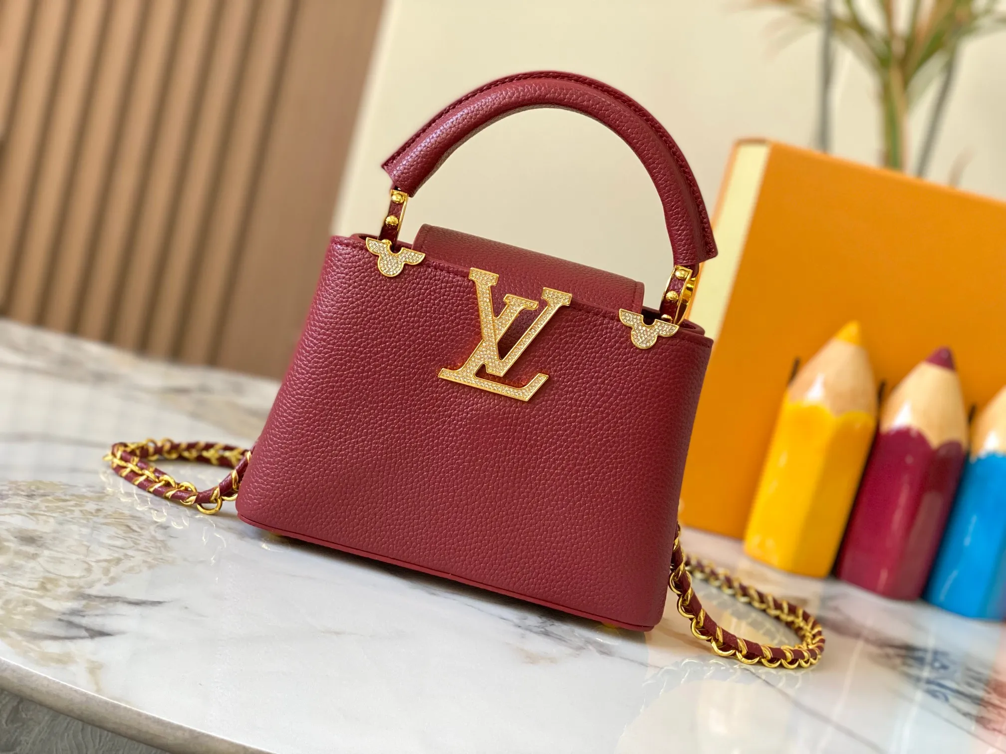 Top original P440 Guangzhou product M24583 maroon and gold diamond corolla 🔺This Capucines Flower Crown handbag is made of full-grain Taurillon leather embellished with Monogram flowers. Each flower is shaped by exquisite crystal diamonds. The LV logo and flowers echo each other, making this feminine handbag reveal a jewel-like luster. Use the detachable shoulder strap cleverly to switch between shoulder and crossbody at will♠️Size: 21 * 14 * 8 cm🥂