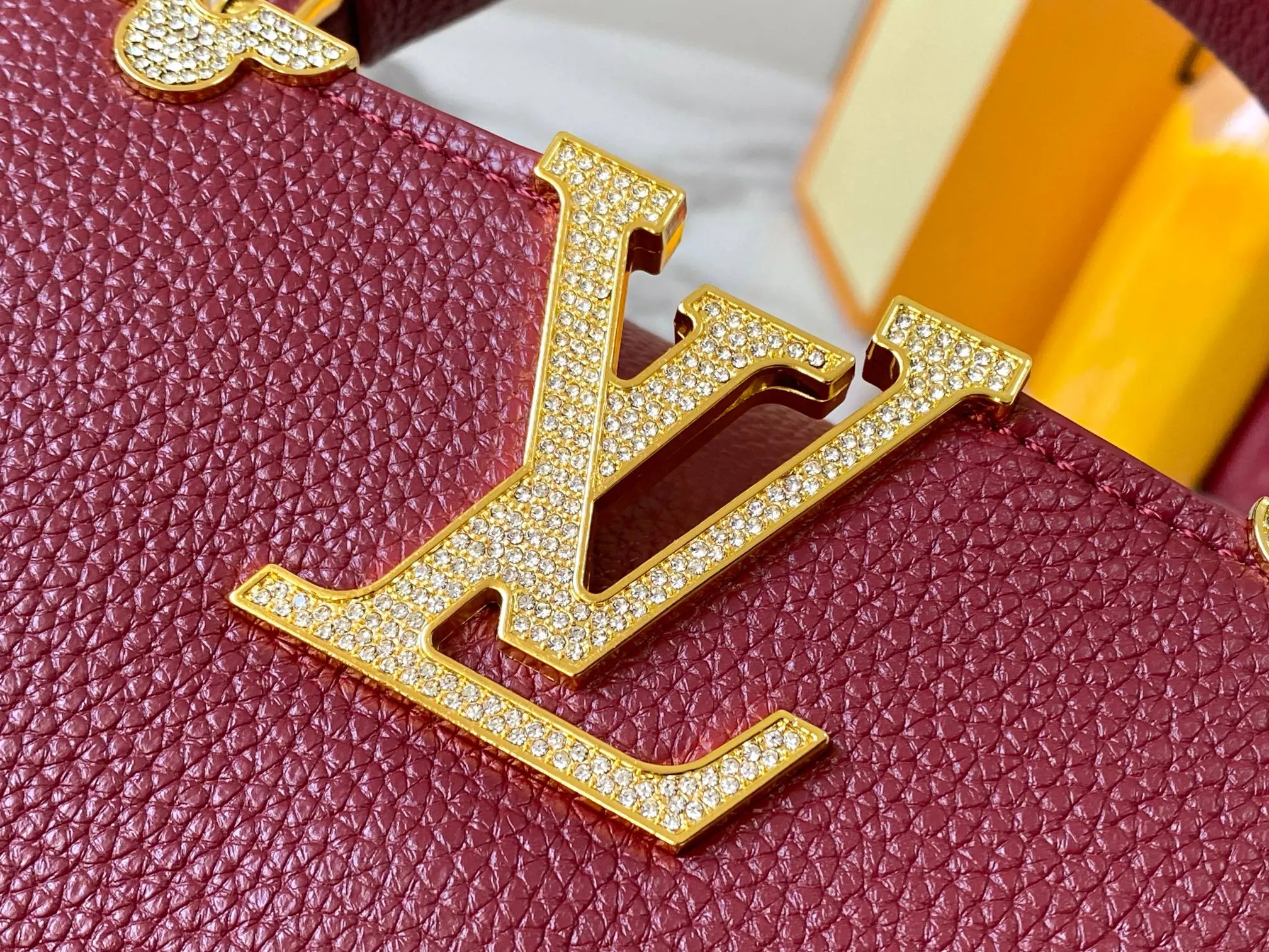 Top original P440 Guangzhou product M24583 maroon and gold diamond corolla 🔺This Capucines Flower Crown handbag is made of full-grain Taurillon leather embellished with Monogram flowers. Each flower is shaped by exquisite crystal diamonds. The LV logo and flowers echo each other, making this feminine handbag reveal a jewel-like luster. Use the detachable shoulder strap cleverly to switch between shoulder and crossbody at will♠️Size: 21 * 14 * 8 cm🥂