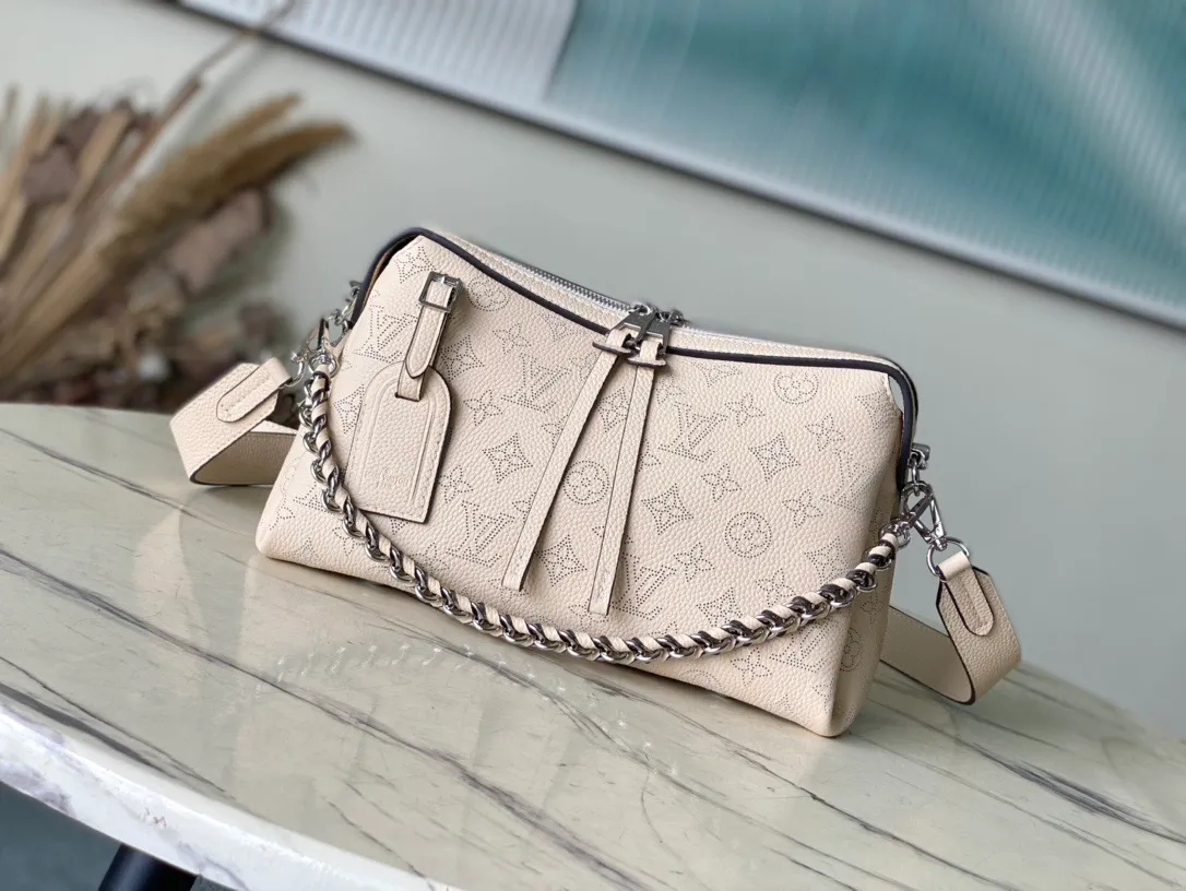 💰1080 (top layer leather) top original order M24114 off-white. This Mahina Hand It All small handbag is made of fine perforated cow leather, with elegant drape texture to highlight the chic body wheel fan. The leather shoulder strap and chain leather braided handle are both removable. Provide a trendy choice for daily travel. Dimensions: 29 × 18 × 13 cm