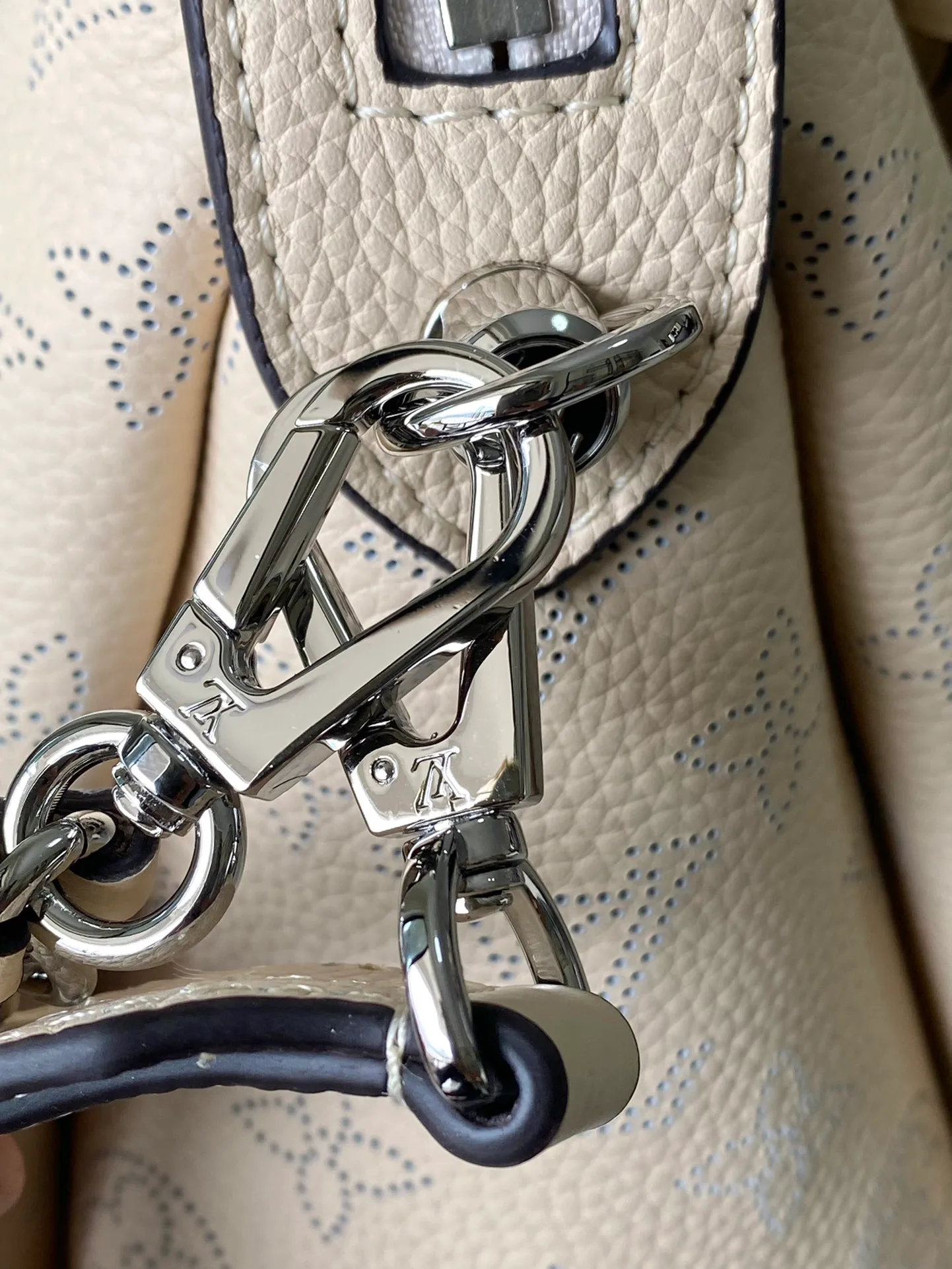 💰1080 (top layer leather) top original order M24114 off-white. This Mahina Hand It All small handbag is made of fine perforated cow leather, with elegant drape texture to highlight the chic body wheel fan. The leather shoulder strap and chain leather braided handle are both removable. Provide a trendy choice for daily travel. Dimensions: 29 × 18 × 13 cm