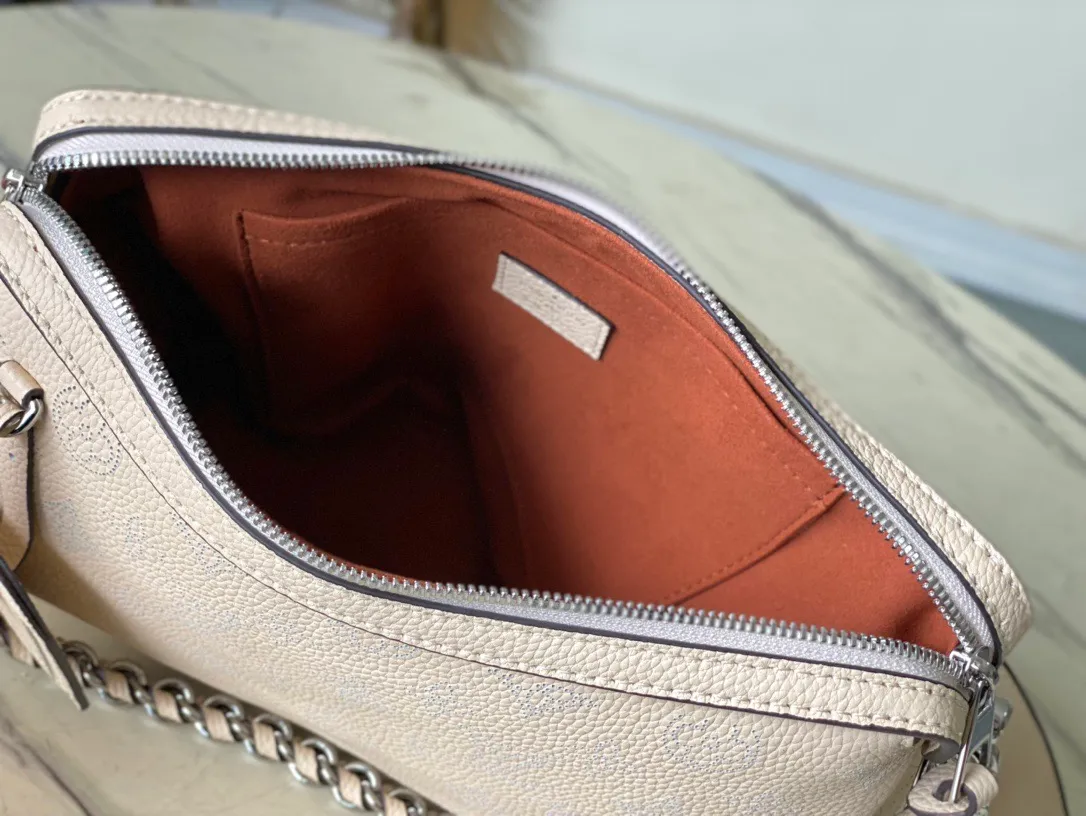 💰1080 (top layer leather) top original order M24114 off-white. This Mahina Hand It All small handbag is made of fine perforated cow leather, with elegant drape texture to highlight the chic body wheel fan. The leather shoulder strap and chain leather braided handle are both removable. Provide a trendy choice for daily travel. Dimensions: 29 × 18 × 13 cm