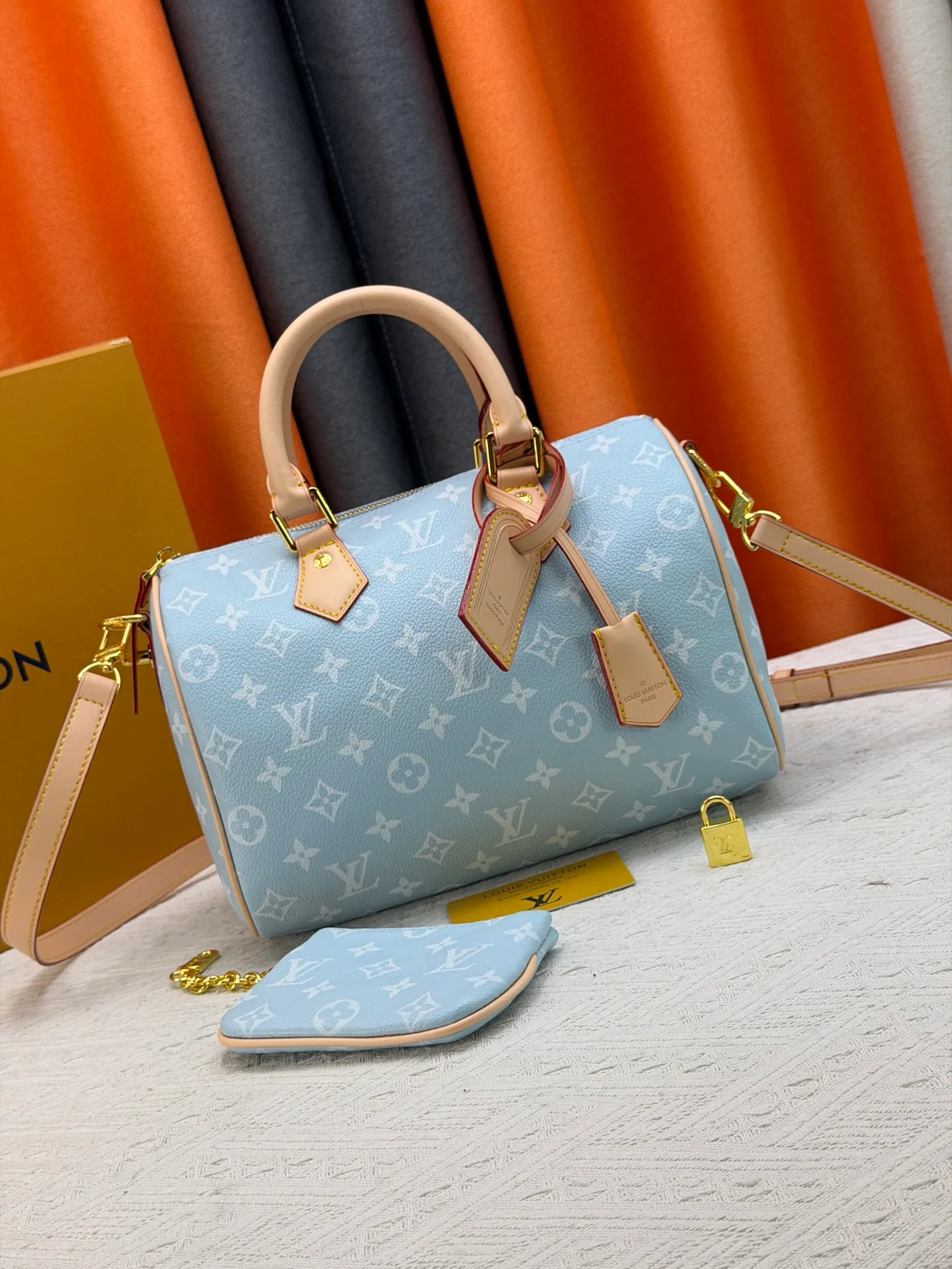 P270 Upgraded original version (with pebbled leather) M13902 M24423 M24424 M24425 M24426 M24443 M11561 M11562 M13912 Speedy Bandoulière 25 handbag is made of cow leather, showing a unique sun-kissed gradient effect. A perfect everyday choice, the Speedy comes with a removable leather storage bag lined with luxurious sheepskin leather. The double handle design combined with the adjustable and detachable shoulder strap provides a variety of carrying methods to easily cope with different occasions. Dimensions: 25.0 x 15.0 x 15.0 cm (length x height x width)