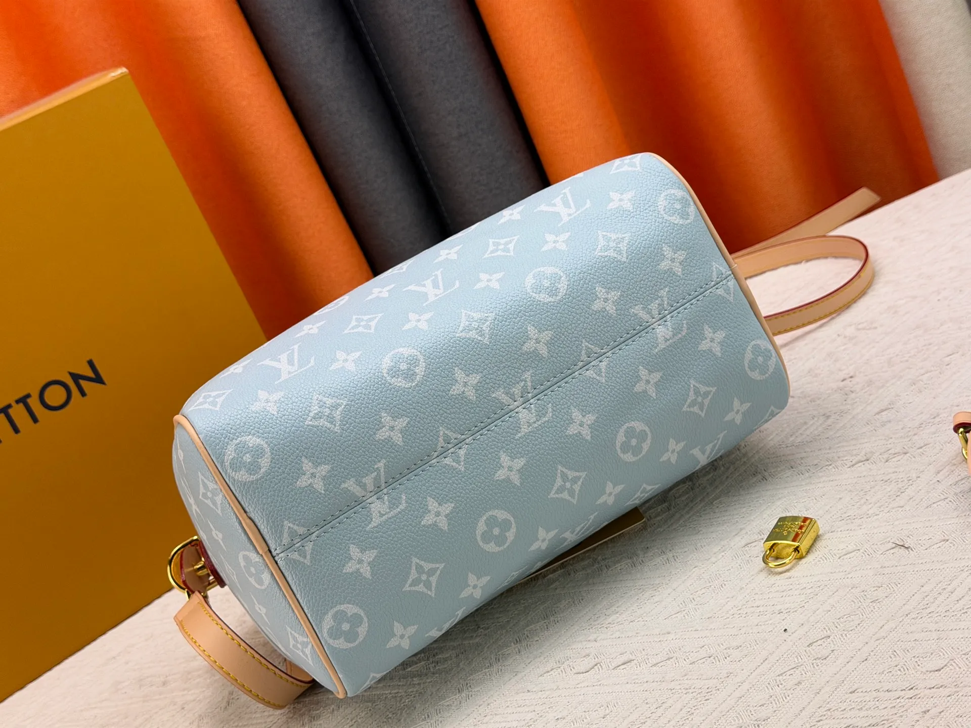 P270 Upgraded original version (with pebbled leather) M13902 M24423 M24424 M24425 M24426 M24443 M11561 M11562 M13912 Speedy Bandoulière 25 handbag is made of cow leather, showing a unique sun-kissed gradient effect. A perfect everyday choice, the Speedy comes with a removable leather storage bag lined with luxurious sheepskin leather. The double handle design combined with the adjustable and detachable shoulder strap provides a variety of carrying methods to easily cope with different occasions. Dimensions: 25.0 x 15.0 x 15.0 cm (length x height x width)