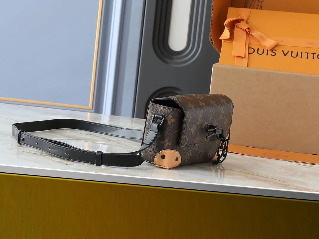 💰240💰Upgraded from the original M81746 M82917 M82916 M82918 M83613 M40674 This Steamer mini handbag is made of bright Taurillon leather and tells the inspiration of the brand's traditional Steamer hard case. A signature pin and chain add a classic touch, while an interior zip pocket and magnetic closure ensure secure storage. Dimensions: 18.0 x 11.0 x 6.5 cm (length x height x width)