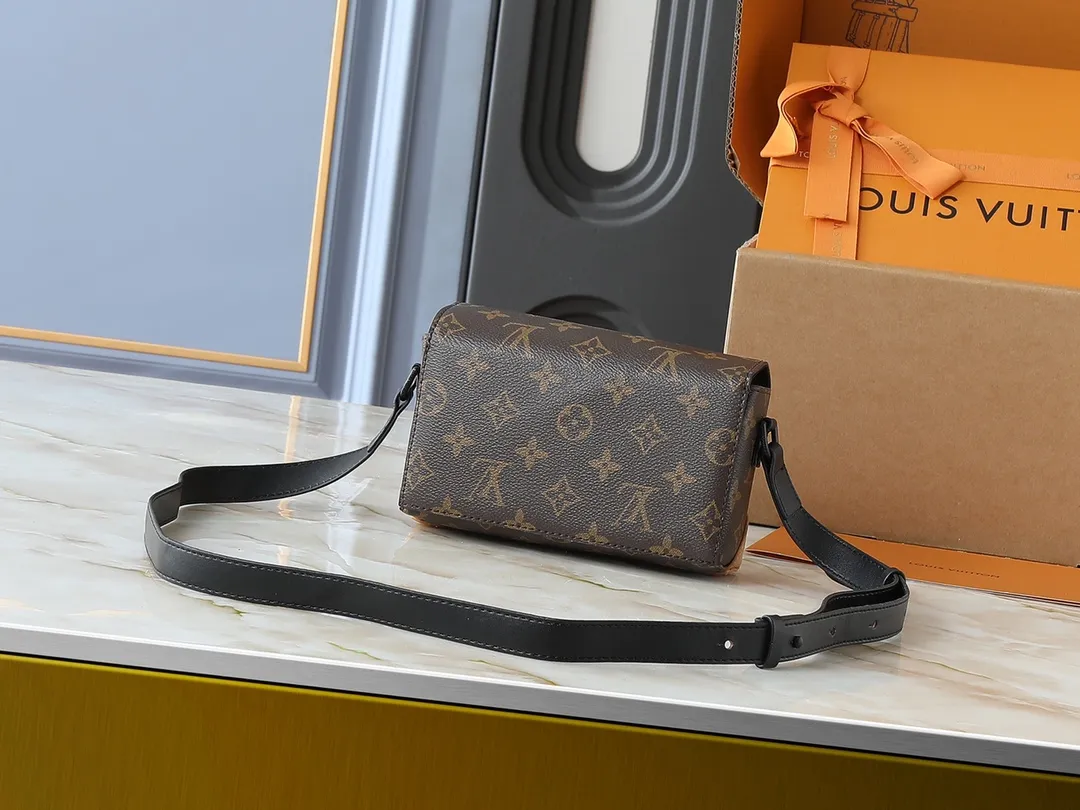💰240💰Upgraded from the original M81746 M82917 M82916 M82918 M83613 M40674 This Steamer mini handbag is made of bright Taurillon leather and tells the inspiration of the brand's traditional Steamer hard case. A signature pin and chain add a classic touch, while an interior zip pocket and magnetic closure ensure secure storage. Dimensions: 18.0 x 11.0 x 6.5 cm (length x height x width)