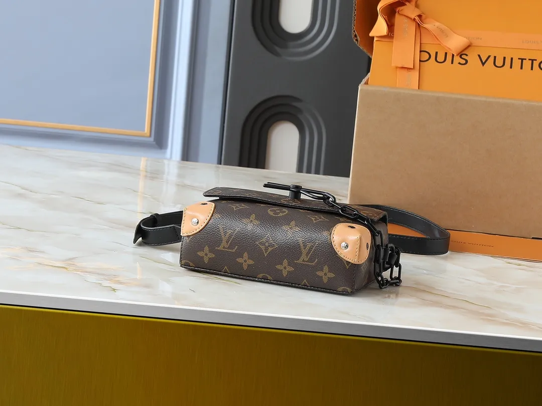 💰240💰Upgraded from the original M81746 M82917 M82916 M82918 M83613 M40674 This Steamer mini handbag is made of bright Taurillon leather and tells the inspiration of the brand's traditional Steamer hard case. A signature pin and chain add a classic touch, while an interior zip pocket and magnetic closure ensure secure storage. Dimensions: 18.0 x 11.0 x 6.5 cm (length x height x width)