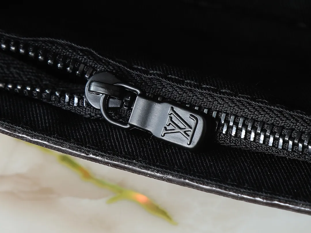 💰240💰Upgraded from the original M81746 M82917 M82916 M82918 M83613 M40674 This Steamer mini handbag is made of bright Taurillon leather and tells the inspiration of the brand's traditional Steamer hard case. A signature pin and chain add a classic touch, while an interior zip pocket and magnetic closure ensure secure storage. Dimensions: 18.0 x 11.0 x 6.5 cm (length x height x width)