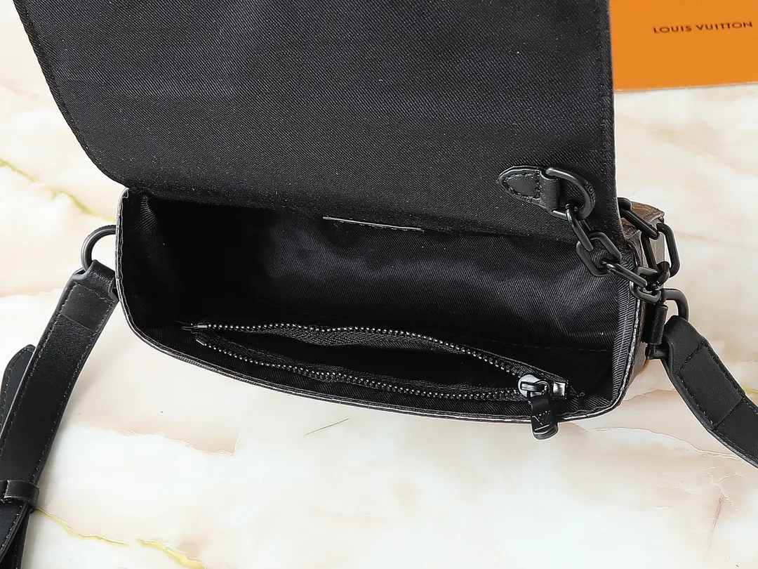 💰240💰Upgraded from the original M81746 M82917 M82916 M82918 M83613 M40674 This Steamer mini handbag is made of bright Taurillon leather and tells the inspiration of the brand's traditional Steamer hard case. A signature pin and chain add a classic touch, while an interior zip pocket and magnetic closure ensure secure storage. Dimensions: 18.0 x 11.0 x 6.5 cm (length x height x width)