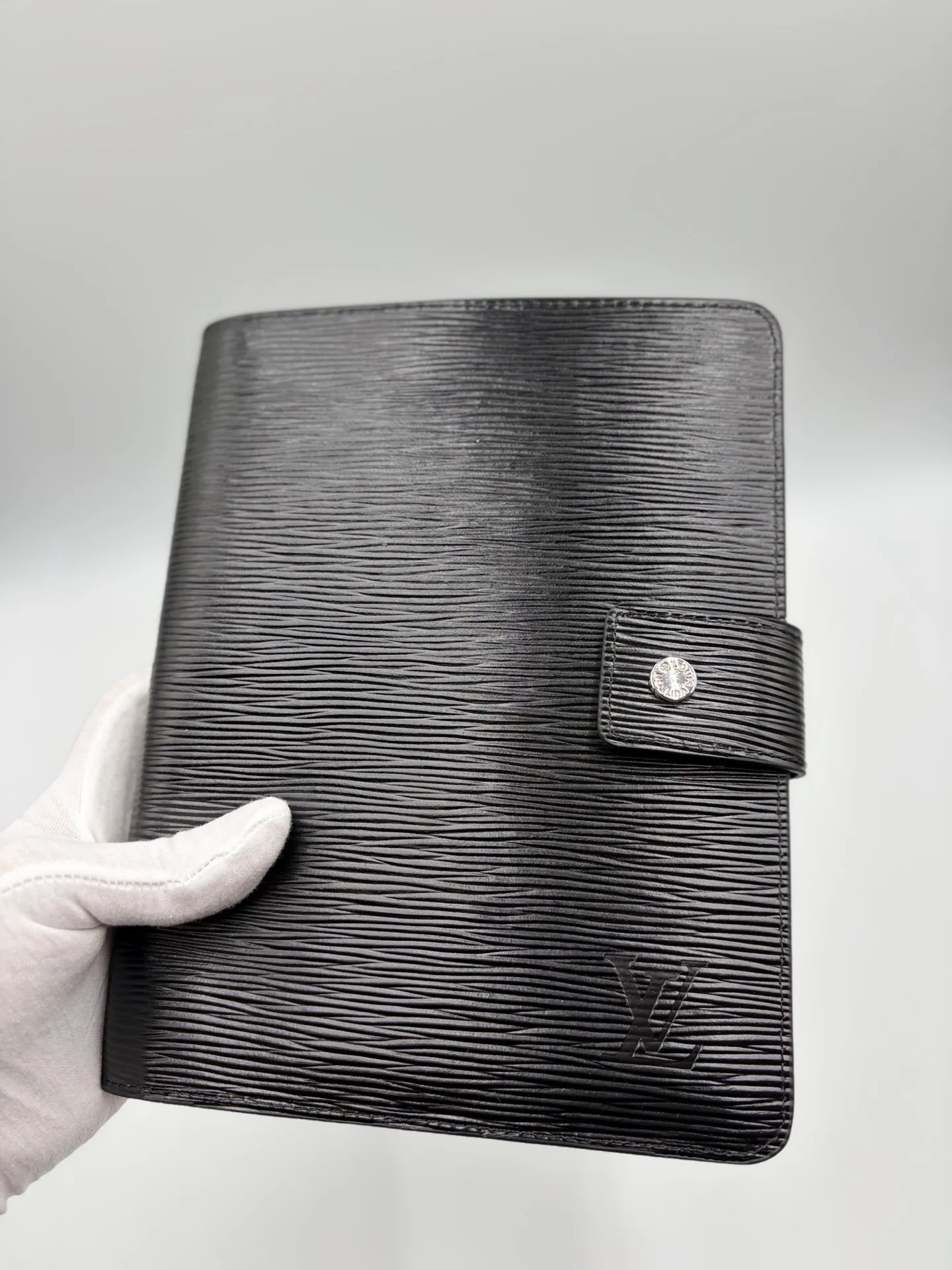 2026 hot model shipped, model M20002❤️This small notepad cover is made of Monogram canvas, can hold three credit cards, and can also be used as an address book, notebook or calendar. 18 x 23 cm (Length x Height) - Epi leather embossed with delicate LV initials and interlaced textured leather lining - Button closure - Six-ring binder with three rings in a set, six credit card slots and two internal compartments - Notepad insert available separately 👉