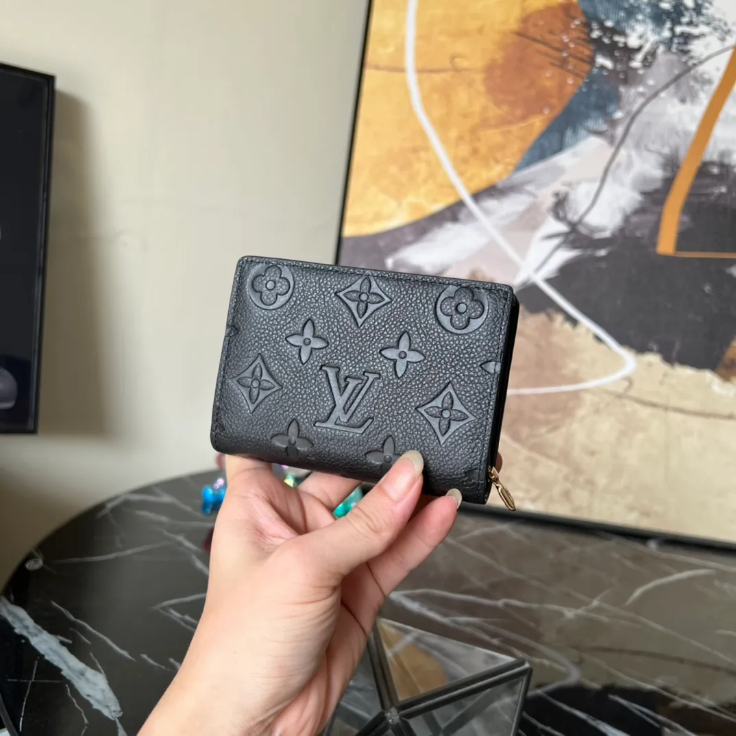 Factory price 480 Top original order M80152 Black This Cléa wallet is made of Monogram Empreinte soft grained cowhide, embellished with Louis Vuitton's iconic Monogram embossed pattern. It has a stylish design, is exquisite and compact but has a spacious capacity. It is equipped with an external patch pocket, zipper coin pocket, banknote compartment and six credit card slots. Details 12 x 9 x 3.5 cm (Length x Height x Width) Turtledove beige Soft grained embossed cowhide Leather lining Gold-tone hardware Snap-button closure Compartment for notes Accordion zip coin pocket External patch pocket Inner card compartment 6 credit card slots