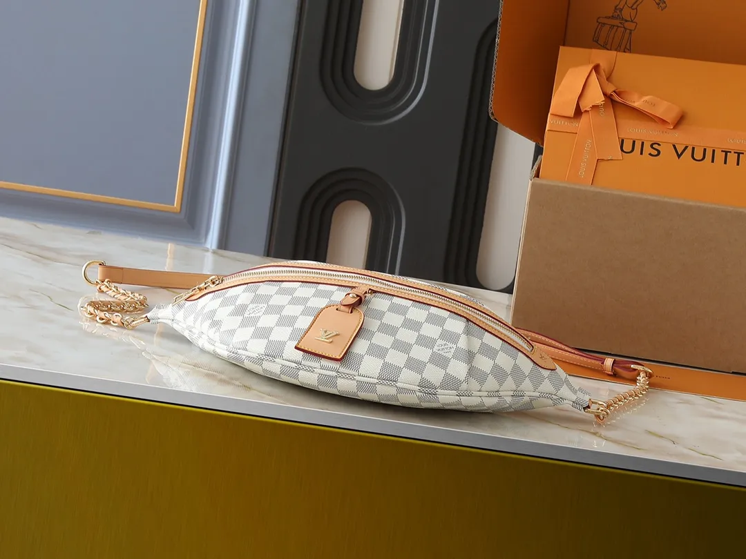 💰240💰Upgraded from the original M14353 M46784 M43644 This High Rise waist bag is made of soft Monogram coated canvas to create a close-fitting shape. The thin design can be placed inside the jacket. The cowhide leather has a detachable name tag and can be tied with a fabric shoulder strap for a sporty look. Dimensions: 38.0 x 16.0 x 8.0 cm (length x height x width)