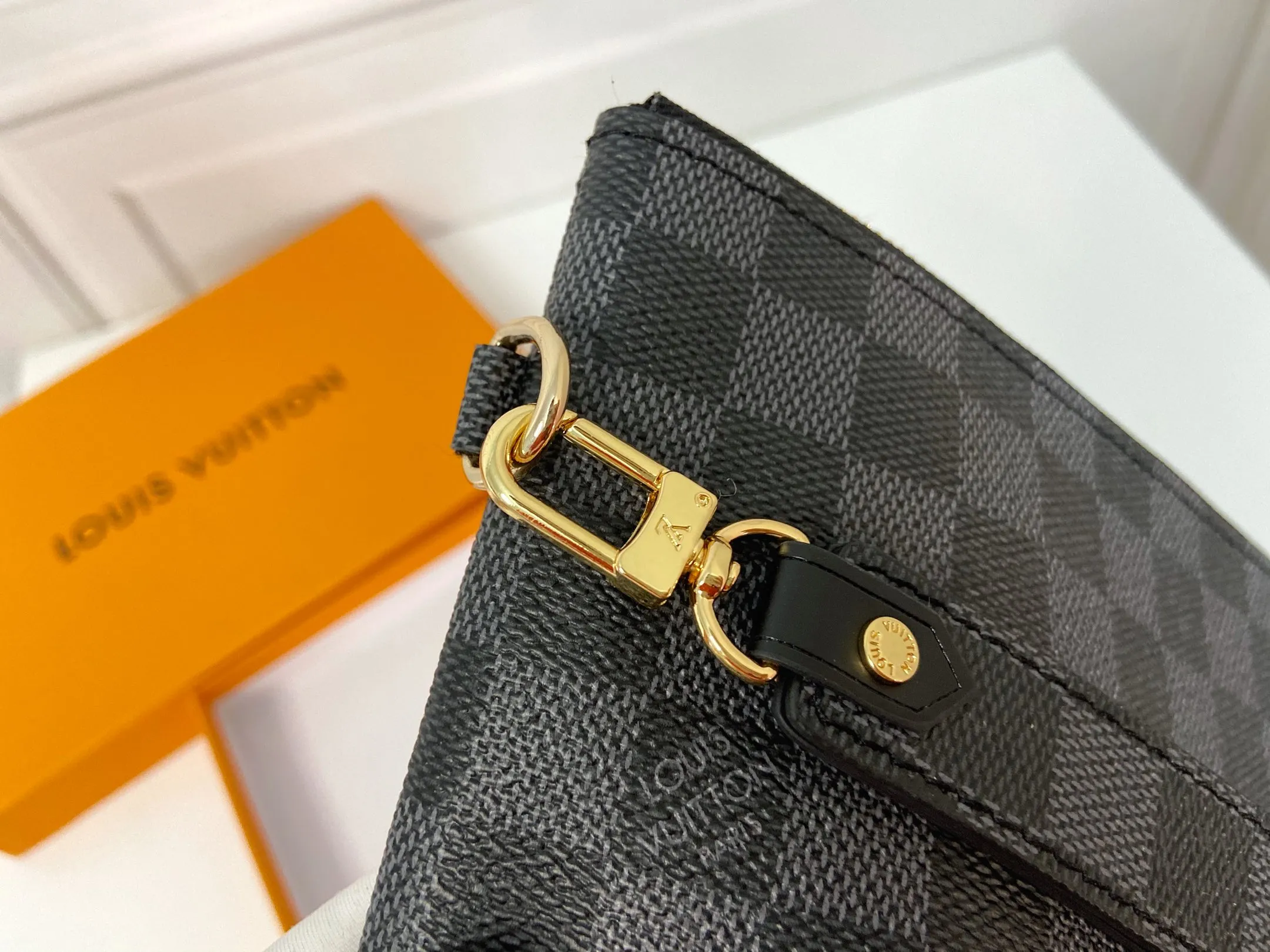 💰130 💎Inspired by Louis Vuitton’s classic suitcases, this City bag is made of Monogram canvas and decorated with printed embroidered patches, reminiscent of suitcase stickers from the late 19th century. A removable wrist strap adds practicality and style to this versatile bag design. Style number: M63447. Dimensions: 16.0 x 23.0 x 0.3 cm (length x height x width)