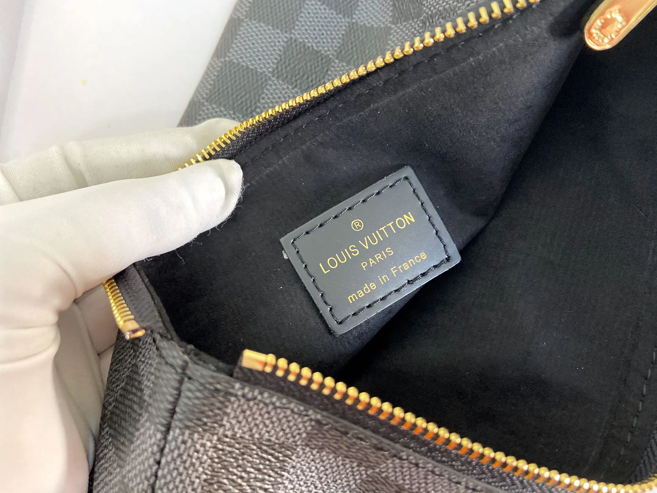 💰130 💎Inspired by Louis Vuitton’s classic suitcases, this City bag is made of Monogram canvas and decorated with printed embroidered patches, reminiscent of suitcase stickers from the late 19th century. A removable wrist strap adds practicality and style to this versatile bag design. Style number: M63447. Dimensions: 16.0 x 23.0 x 0.3 cm (length x height x width)