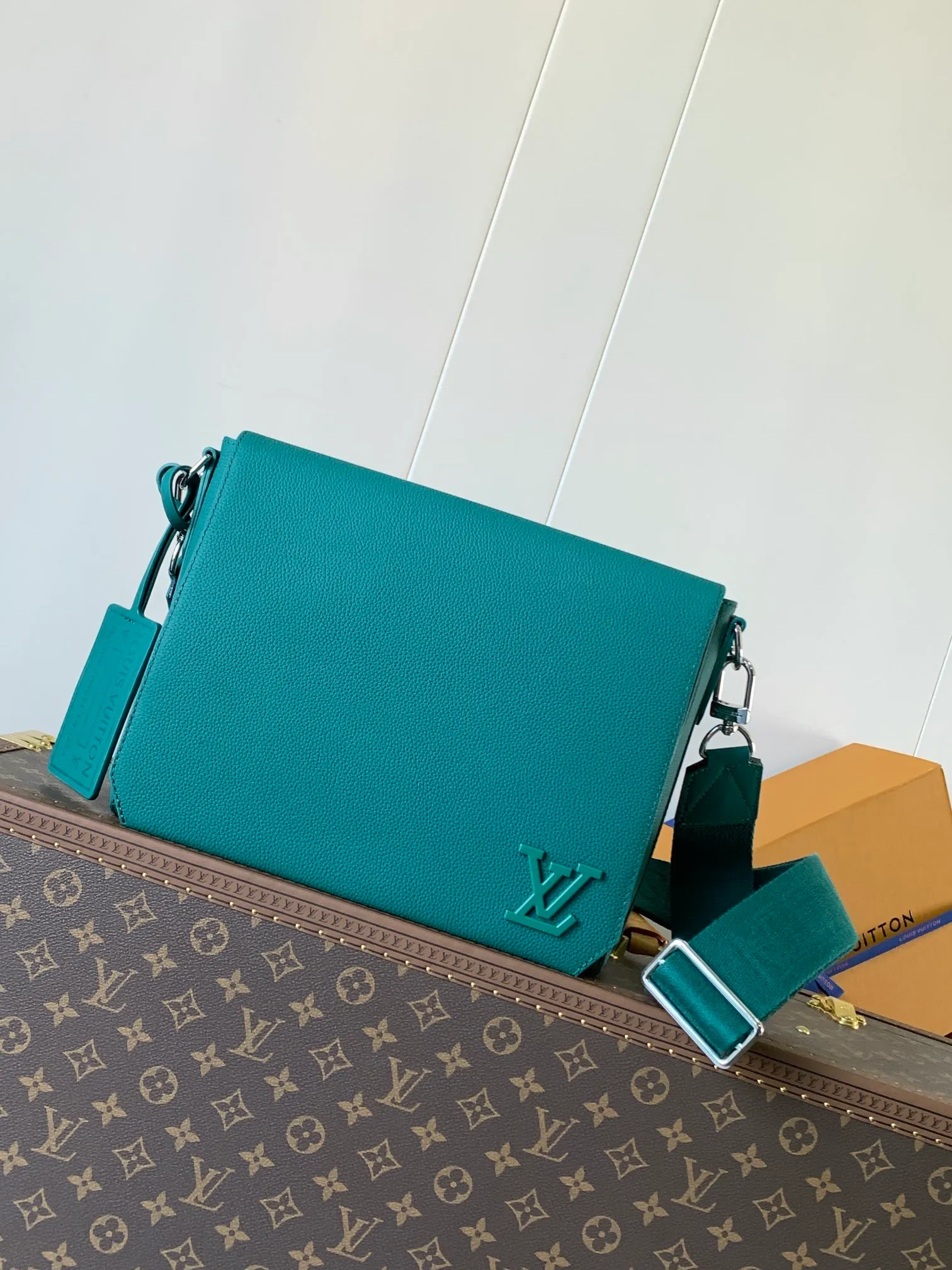 💰1120 (top layer leather) top original order M57080 black M21363 blue 22505 asphalt gray 23709 navy blue top original order transcoding chip LV Aerogram The minimalist design of the messenger bag is full of trendy atmosphere: the customizable label on the fine cow leather surface looks like the stamps on old aviation letterheads, the right-angled flap opens the interior space, which can accommodate mobile phones, tablets and documents, and the zippered back pocket securely stores valuables. 27.0