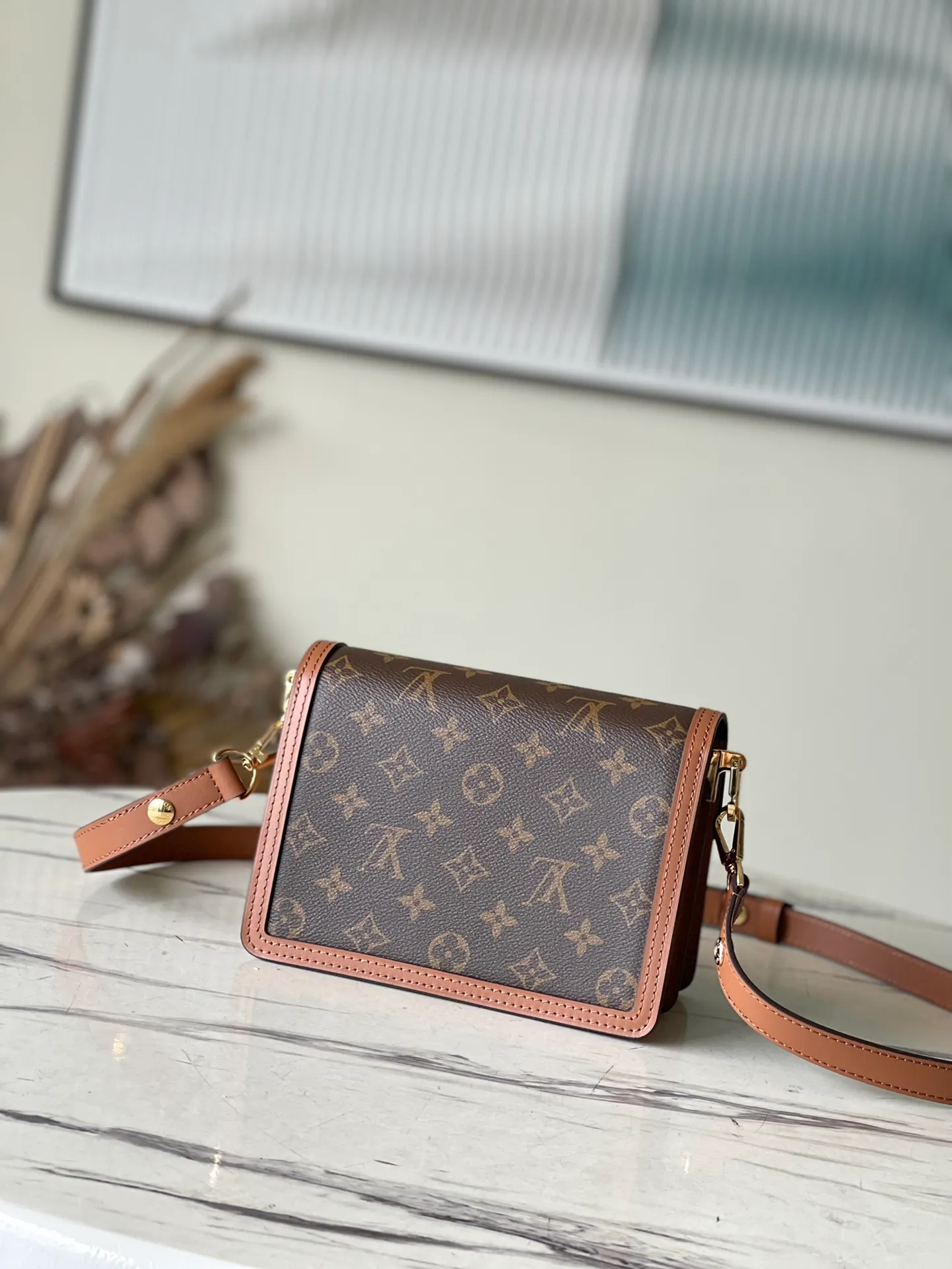 💰820 Top quality M45959 Small size Nicolas Ghesquière launches a new Mini Dauphine handbag in the spring and summer of 2019. The mini design combines Monogram and Monogram Reverse canvas with cow leather trim. The LV lock buckle shines brightly, and the leather shoulder strap adds a modern look. Suitable for day and night carry. Dimensions: 20 x 15 x 9 cm