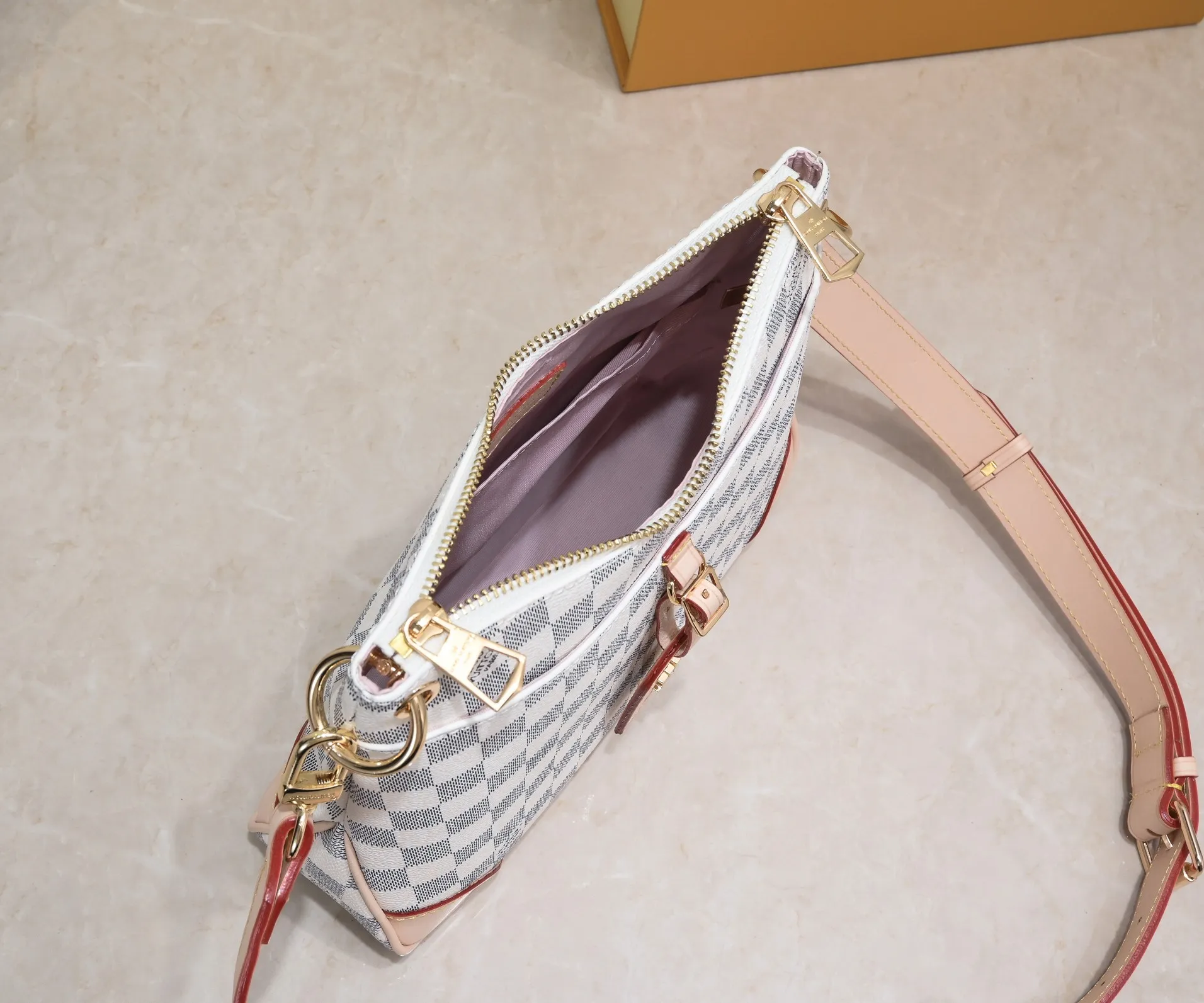 💰Large yellow leather 200 Small yellow leather 320💰Upgraded original version M45353 M45354 M45355 A new Odeon medium and small handbag is launched in the autumn and winter of 2020, using Monogram canvas and reinforced leather corners to convey a retro feel. The adjustable shoulder strap makes it easy to carry on the shoulder or across the body, and the zipper allows easy access to your belongings. Monogram coated canvas Semi-distressed vegetable tanned leather Natural cowhide and colorful cowhide trim Fabric lining Metal hardware Leather corners Shoulder strap loops Double zip closure External patch pocket with magnetic closure