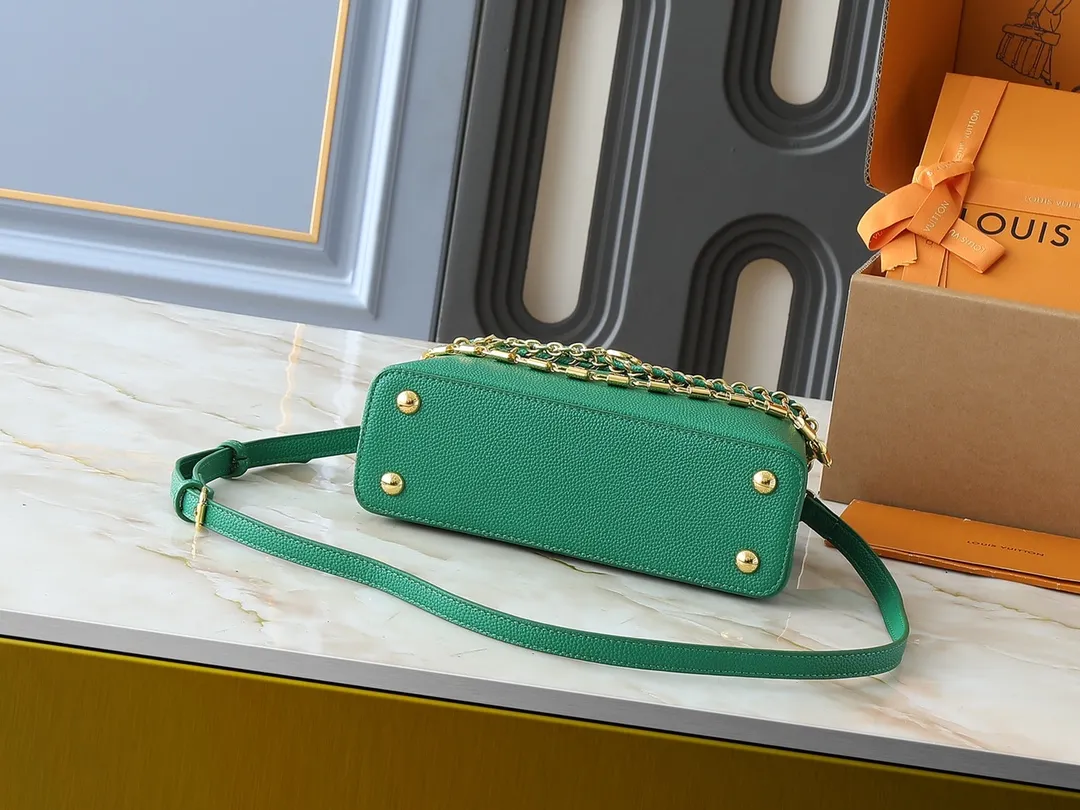 💰420💰Guangzhou goods Upgraded original M12345 M12346 M12279 M11908 M11906 This Capucines BB handbag is from the Trilogy series, using Taurillon cow leather and dazzling metal parts to convey elegant style. The gorgeous chain is embellished with a mini padlock and an enamel Monogram flower. The flap can be placed externally or internally to open multiple pockets. The sophisticated design allows for a variety of carrying experiences. Dimensions: 27.0 x 17.3 x 9.0 cm (length x height x width)