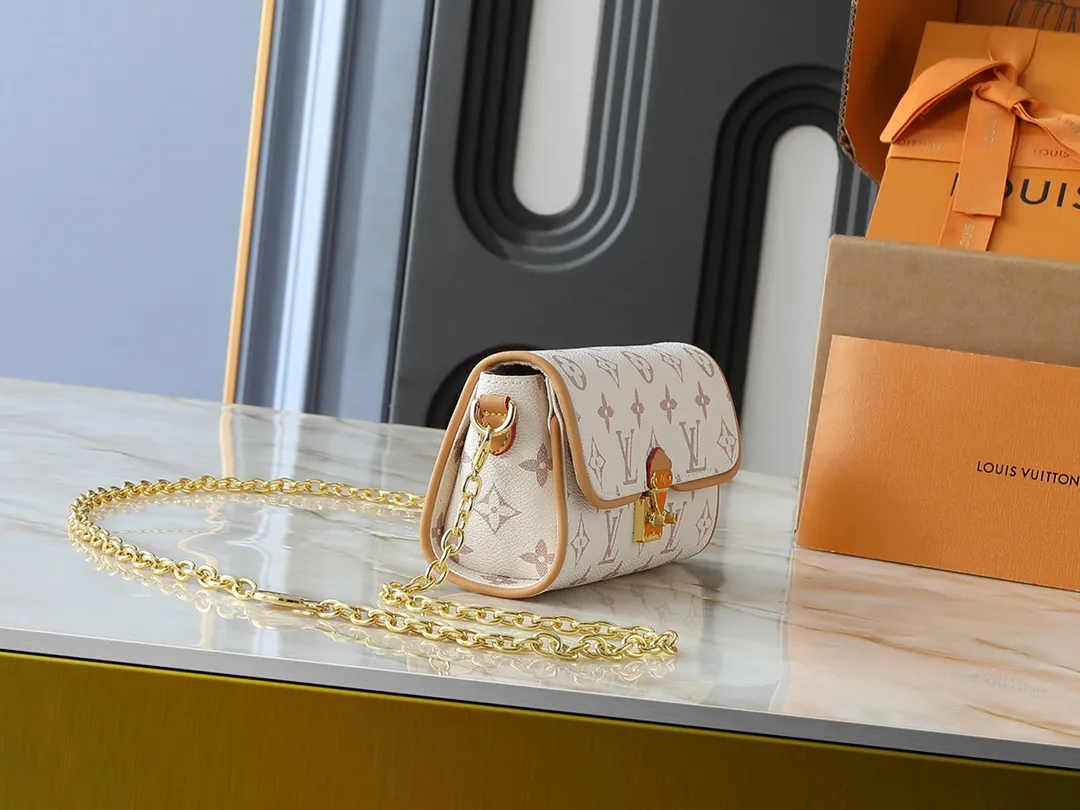 💰200💰Upgraded from the original M26583 M13566. This Pochette Camille handbag is clad in Monogram Dune canvas, paying tribute to the original design launched on the Louis Vuitton 2000 spring and summer show with a trendy style. It's trimmed in calfskin with a sophisticated touch, and the detachable chain is complemented by a dazzling S-Lock closure. It can be worn cross-body, over the shoulder or by hand. Dimensions: 20.5 x 11.0 x 6.0 cm (length x height x width)