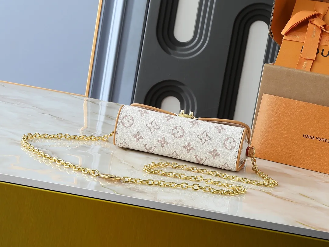 💰200💰Upgraded from the original M26583 M13566. This Pochette Camille handbag is clad in Monogram Dune canvas, paying tribute to the original design launched on the Louis Vuitton 2000 spring and summer show with a trendy style. It's trimmed in calfskin with a sophisticated touch, and the detachable chain is complemented by a dazzling S-Lock closure. It can be worn cross-body, over the shoulder or by hand. Dimensions: 20.5 x 11.0 x 6.0 cm (length x height x width)