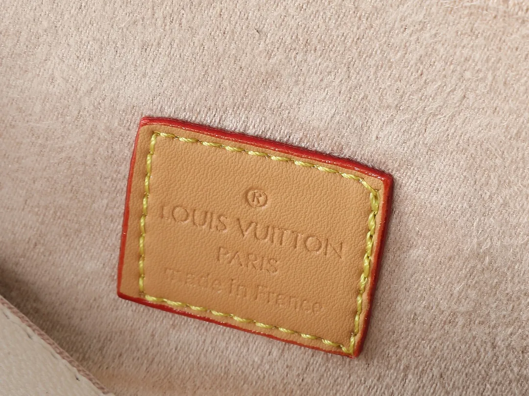💰200💰Upgraded from the original M26583 M13566. This Pochette Camille handbag is clad in Monogram Dune canvas, paying tribute to the original design launched on the Louis Vuitton 2000 spring and summer show with a trendy style. It's trimmed in calfskin with a sophisticated touch, and the detachable chain is complemented by a dazzling S-Lock closure. It can be worn cross-body, over the shoulder or by hand. Dimensions: 20.5 x 11.0 x 6.0 cm (length x height x width)