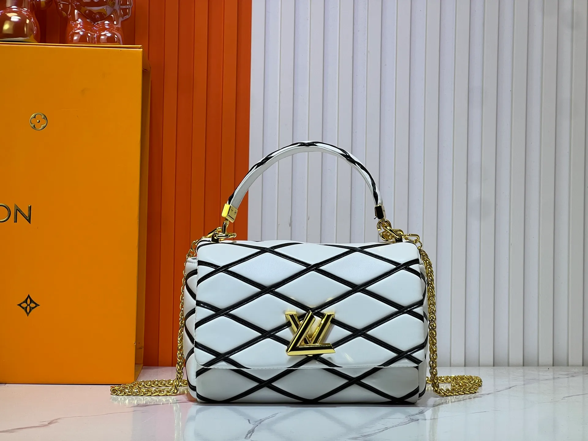 Batch 320💰M23689 M22891 Nicolas Ghesquière devoted new craftsmanship exploration to the GO-14 medium handbag, hand-painting the baked effect on the quilted sheepskin leather, showing an avant-garde style. The LV Twist twist lock highlights the brand's style, and the top handle and adjustable chain are detachable, allowing for a variety of carrying methods. Size: 23X16X10
