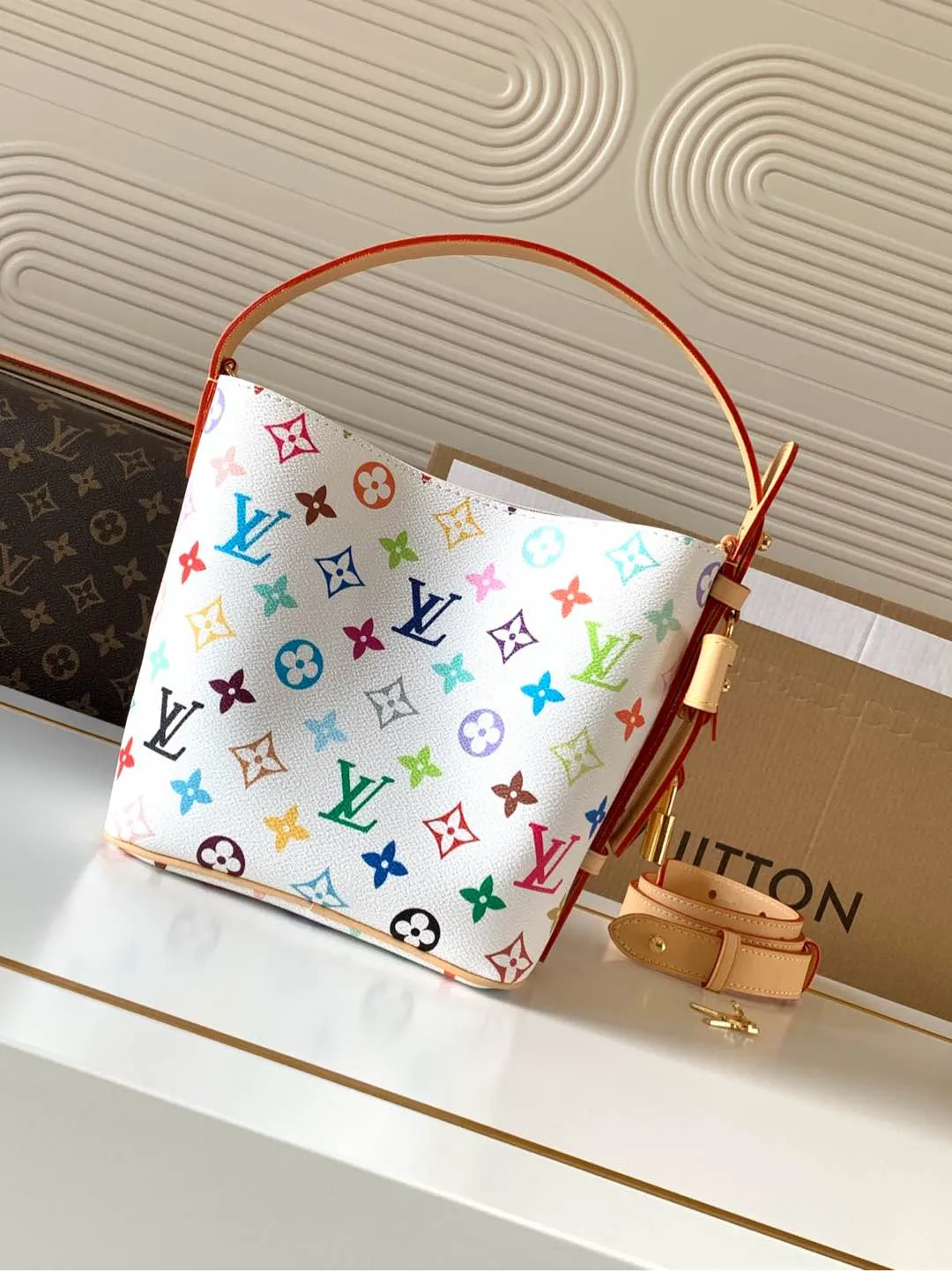 💰980 top original order dynamic chip] M13089 white color top original order [exclusive background real shot] This All In BB handbag is made of Monogram canvas with shiny metal parts, and the iconic padlock and nameplate highlight the classic style. The adjustable shoulder strap continues the brand's trunk-making heritage, and the leather shoulder strap adds cross-body and shoulder carry options. The foldable design enables the silhouette to be retracted and retracted freely, providing ample space for daily use. 16.0 x 18.0 x 12.0 cm (Length x Height x Width) • Monogram coated canvas • Cow leather trim • Textile lining • Metal hardware • Magnetic and hook closure • Removable zipped interior pocket • Name tag • Padlock • Holds smartphone, keys, Victorine wallet and headphones • Shoulder strap: non-detachable, adjustable �� Half-length strap: 12.0 cm • Half-length strap adjustable to: 55.0 cm • Handle: Single handle