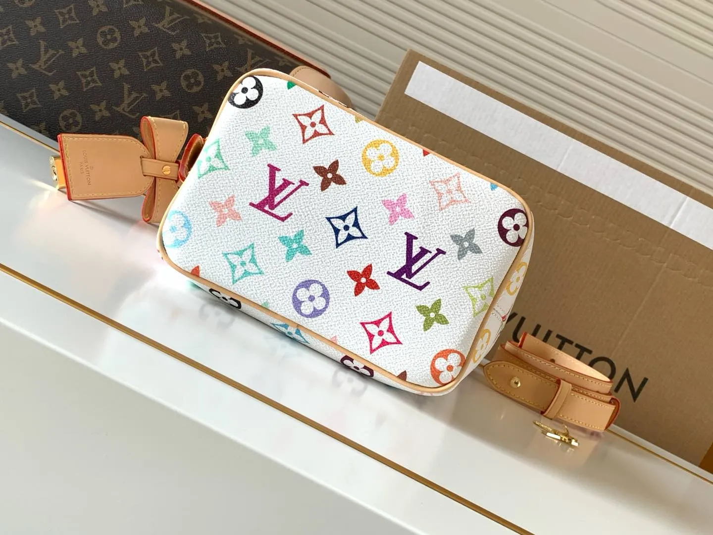 💰980 top original order dynamic chip] M13089 white color top original order [exclusive background real shot] This All In BB handbag is made of Monogram canvas with shiny metal parts, and the iconic padlock and nameplate highlight the classic style. The adjustable shoulder strap continues the brand's trunk-making heritage, and the leather shoulder strap adds cross-body and shoulder carry options. The foldable design enables the silhouette to be retracted and retracted freely, providing ample space for daily use. 16.0 x 18.0 x 12.0 cm (Length x Height x Width) • Monogram coated canvas • Cow leather trim • Textile lining • Metal hardware • Magnetic and hook closure • Removable zipped interior pocket • Name tag • Padlock • Holds smartphone, keys, Victorine wallet and headphones • Shoulder strap: non-detachable, adjustable �� Half-length strap: 12.0 cm • Half-length strap adjustable to: 55.0 cm • Handle: Single handle