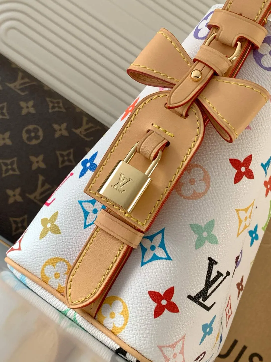 💰980 top original order dynamic chip] M13089 white color top original order [exclusive background real shot] This All In BB handbag is made of Monogram canvas with shiny metal parts, and the iconic padlock and nameplate highlight the classic style. The adjustable shoulder strap continues the brand's trunk-making heritage, and the leather shoulder strap adds cross-body and shoulder carry options. The foldable design enables the silhouette to be retracted and retracted freely, providing ample space for daily use. 16.0 x 18.0 x 12.0 cm (Length x Height x Width) • Monogram coated canvas • Cow leather trim • Textile lining • Metal hardware • Magnetic and hook closure • Removable zipped interior pocket • Name tag • Padlock • Holds smartphone, keys, Victorine wallet and headphones • Shoulder strap: non-detachable, adjustable �� Half-length strap: 12.0 cm • Half-length strap adjustable to: 55.0 cm • Handle: Single handle