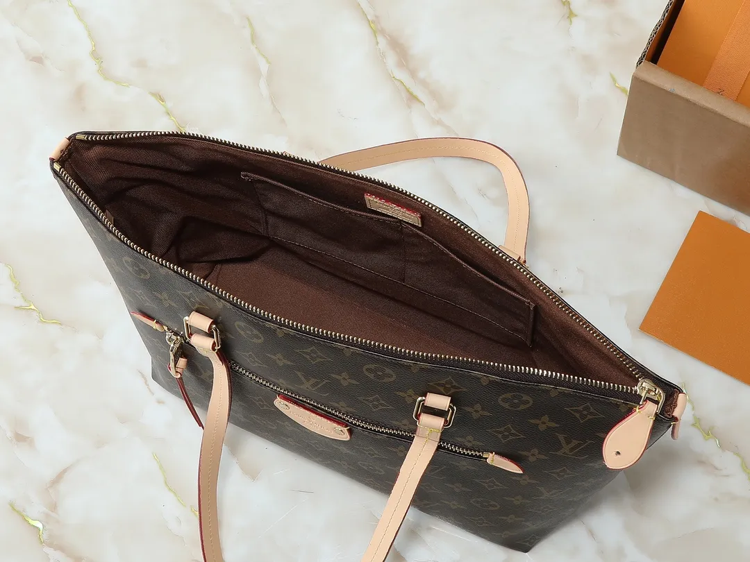💰Large 140, small 260💰Upgraded original IENA MM handbag 41013 coffee 40040 white grid 42267 presbyopia 42268 The epitome of casual fashion The perfect daily companion for women Perfect functionality and unique elegance Will definitely become your best friend Microfiber lining & tree lamb leather decoration Front zipper layer Shiny gold metal plate decorated cowhide pull tag The quality is as real as the photo Pure copper carved hardware with first-layer cowhide. Size: large 42/27/17, small 35/23/13