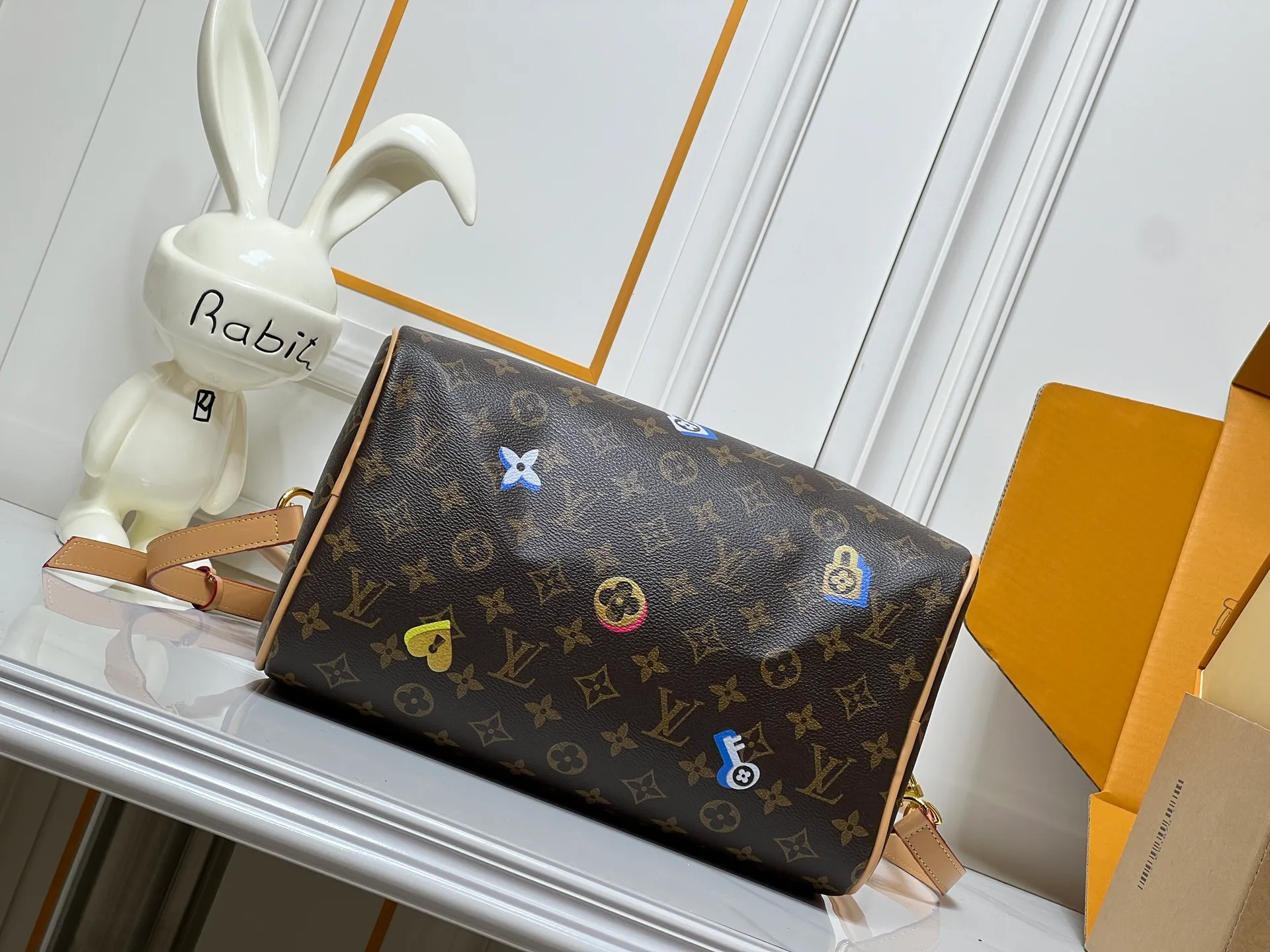Batch 300💰M18076 M15159 M25766 M13344 Catwalk model This Speedy Soft 30 comes from the LV Travels With Grace Coddlington series. It is made of rich-toned cow leather with gold hardware and interesting embossed shapes. Removable name tag features Grace Coddington's handwriting. Size: 30X21X17 cm
