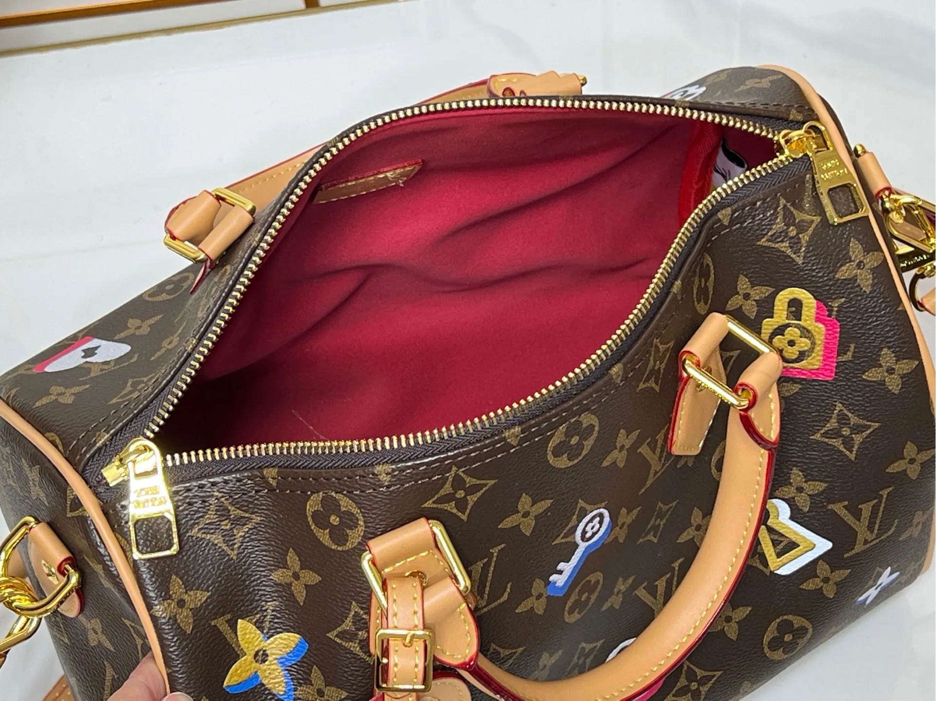 Batch 300💰M18076 M15159 M25766 M13344 Catwalk model This Speedy Soft 30 comes from the LV Travels With Grace Coddlington series. It is made of rich-toned cow leather with gold hardware and interesting embossed shapes. Removable name tag features Grace Coddington's handwriting. Size: 30X21X17 cm